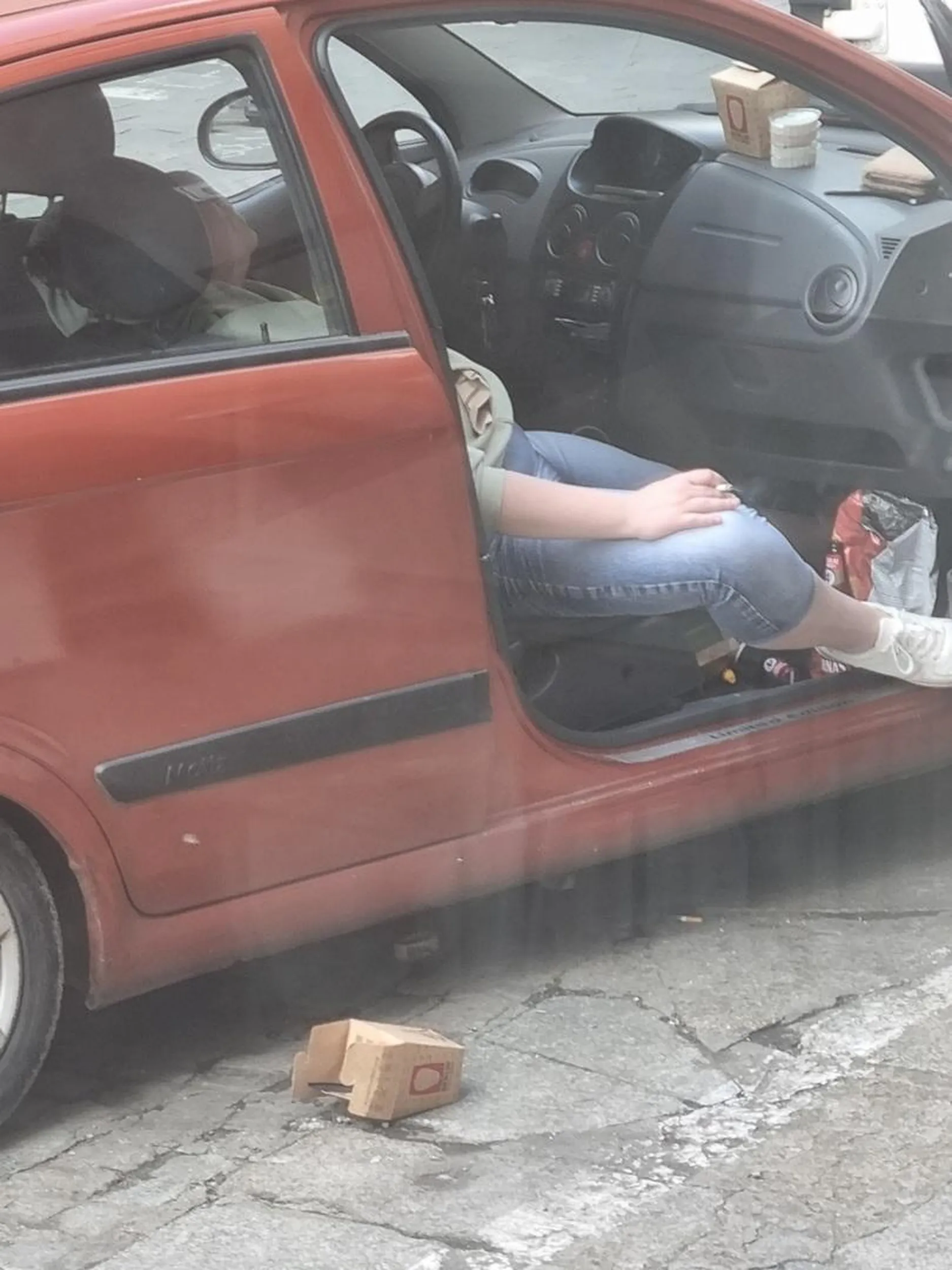 Bardzo wulgarna kobieta. Po zwróceniu jej uwagi, że wyrzuca śmieci na chodnik zaczęła wyzywać.