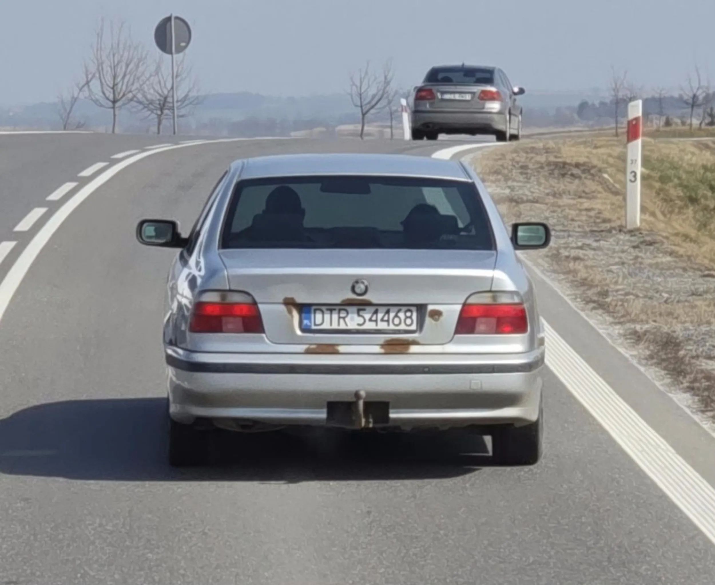 Podczas wyprzedzania przez ciężarówkę dodaje gazu i utrudnia manewr wyprzedzania. Potem jadąc dalej uniemożliwia dalsze wyprzedzanie znów zwiększając prędkość.