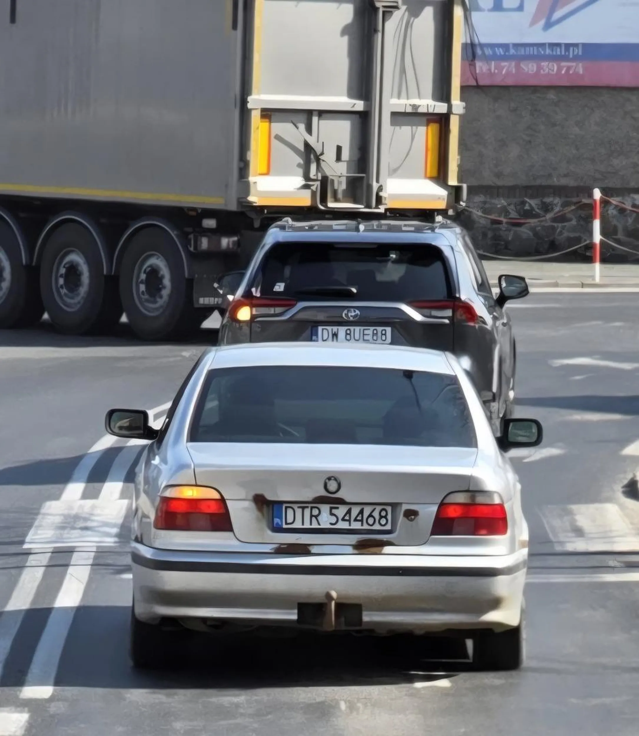 Podczas wyprzedzania przez ciężarówkę dodaje gazu i utrudnia manewr wyprzedzania. Potem jadąc dalej uniemożliwia dalsze wyprzedzanie znów zwiększając prędkość.
