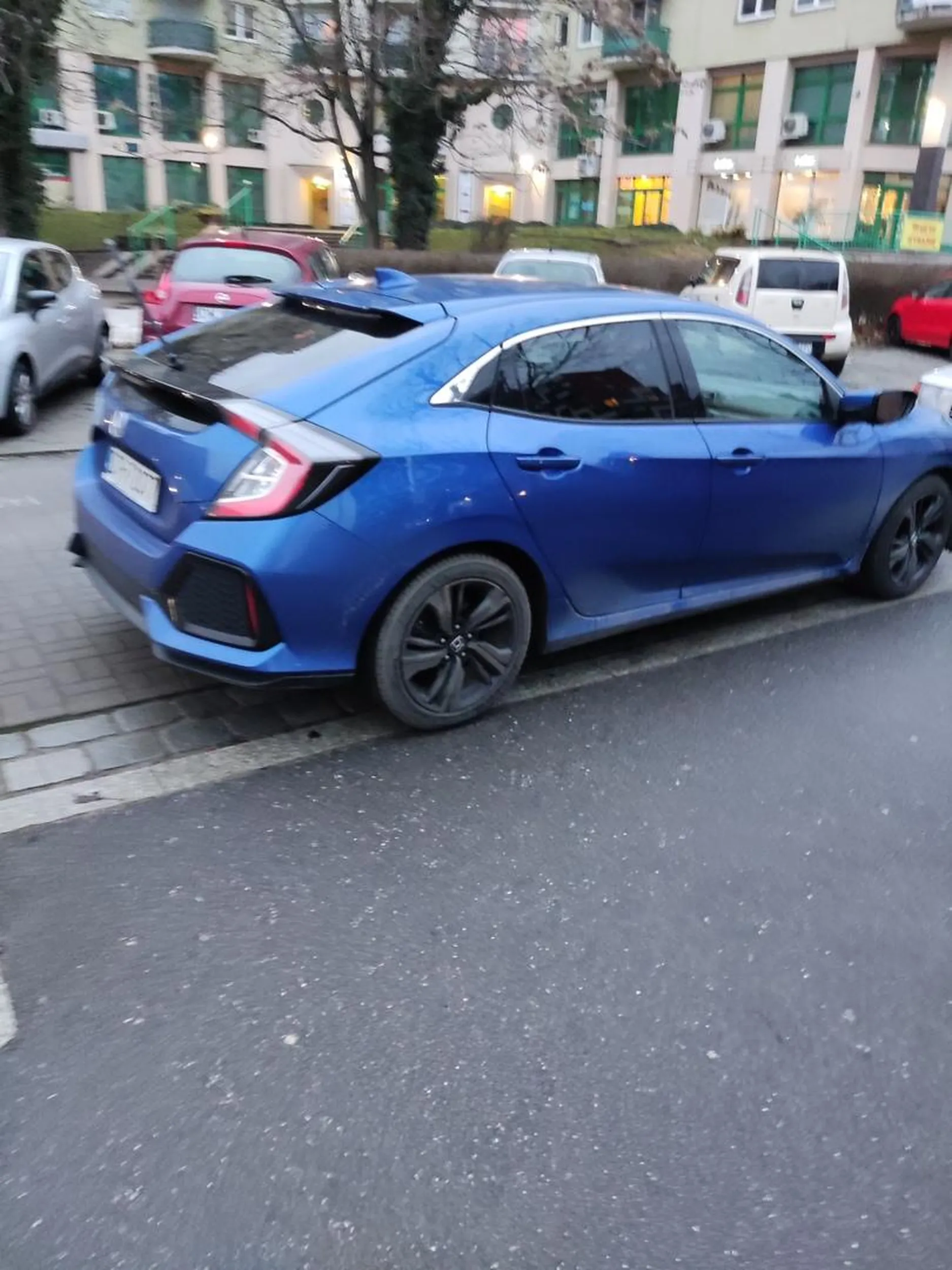 Mistrz parkowania prosto z Detroit. Pięknie zaparkował auto zasłaniając nikomu niepotrzebną ścieżkę rowerową we Wrocławiu, gdzie nikt nie jeździ na rowerze, a jak jeździ to tylko przeszkadza kierowcom. Bohater, którego nie potrzebujemy poruszający się swoim Hondowym bolidem.