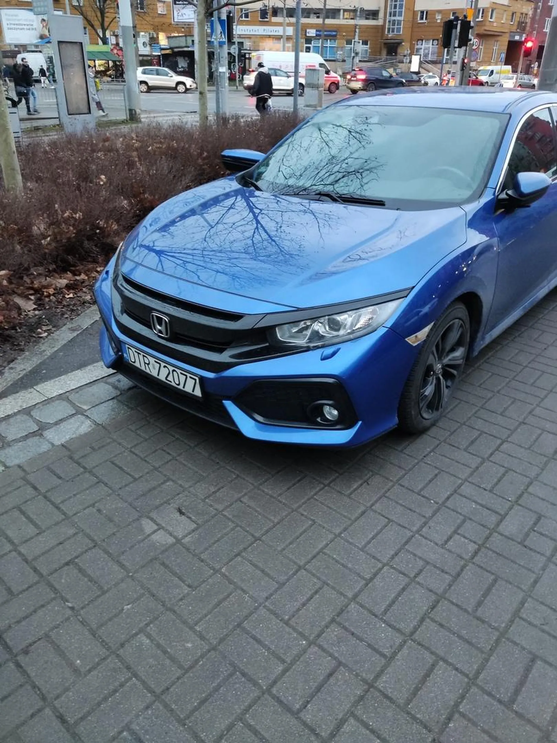 Mistrz parkowania prosto z Detroit. Pięknie zaparkował auto zasłaniając nikomu niepotrzebną ścieżkę rowerową we Wrocławiu, gdzie nikt nie jeździ na rowerze, a jak jeździ to tylko przeszkadza kierowcom. Bohater, którego nie potrzebujemy poruszający się swoim Hondowym bolidem.