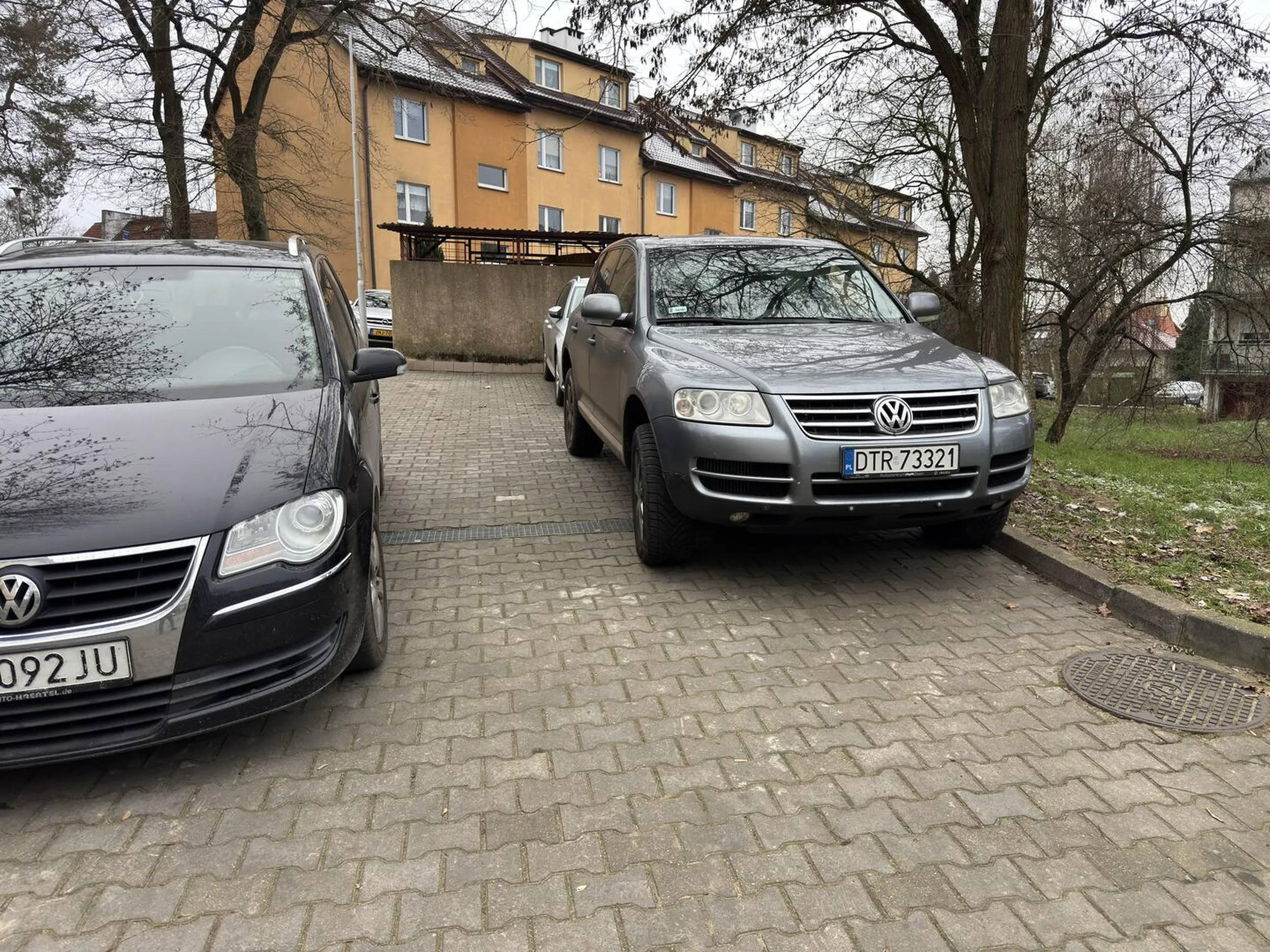 Zastawia inne auta przy parkowaniu, burak