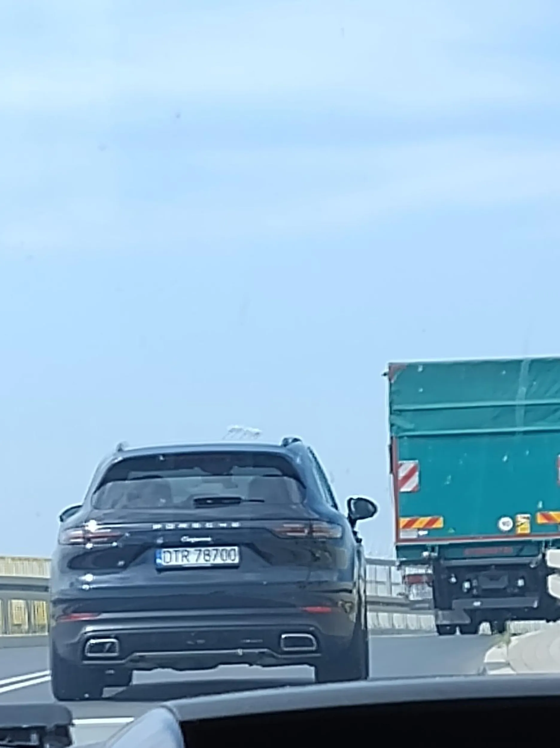 Cwaniak sobie kombinował  skracał korek został wpuszczony na pas i nawet nie podziękował