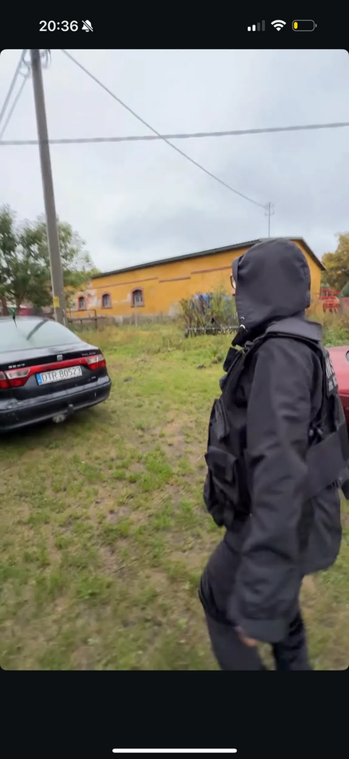 Konające zwierzę na posesji z ogromnym guzem i zagłodzone!!!