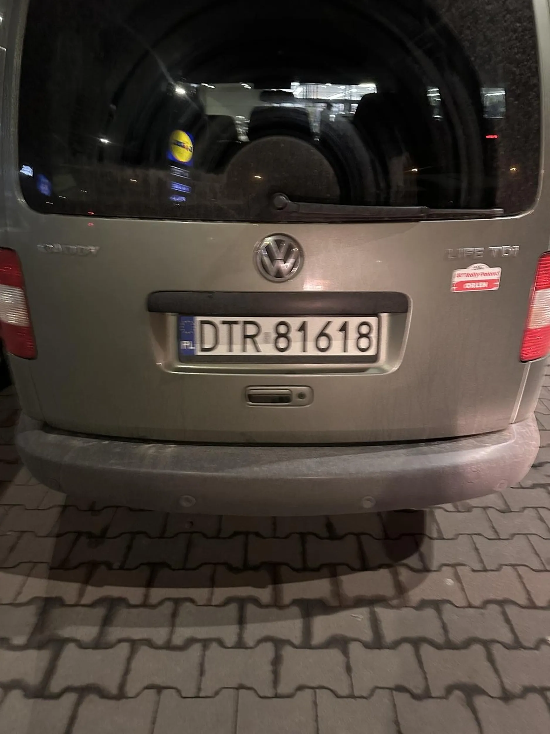 Wymusza pierwszeństwo i wjeżdża ludziom w samochody ?