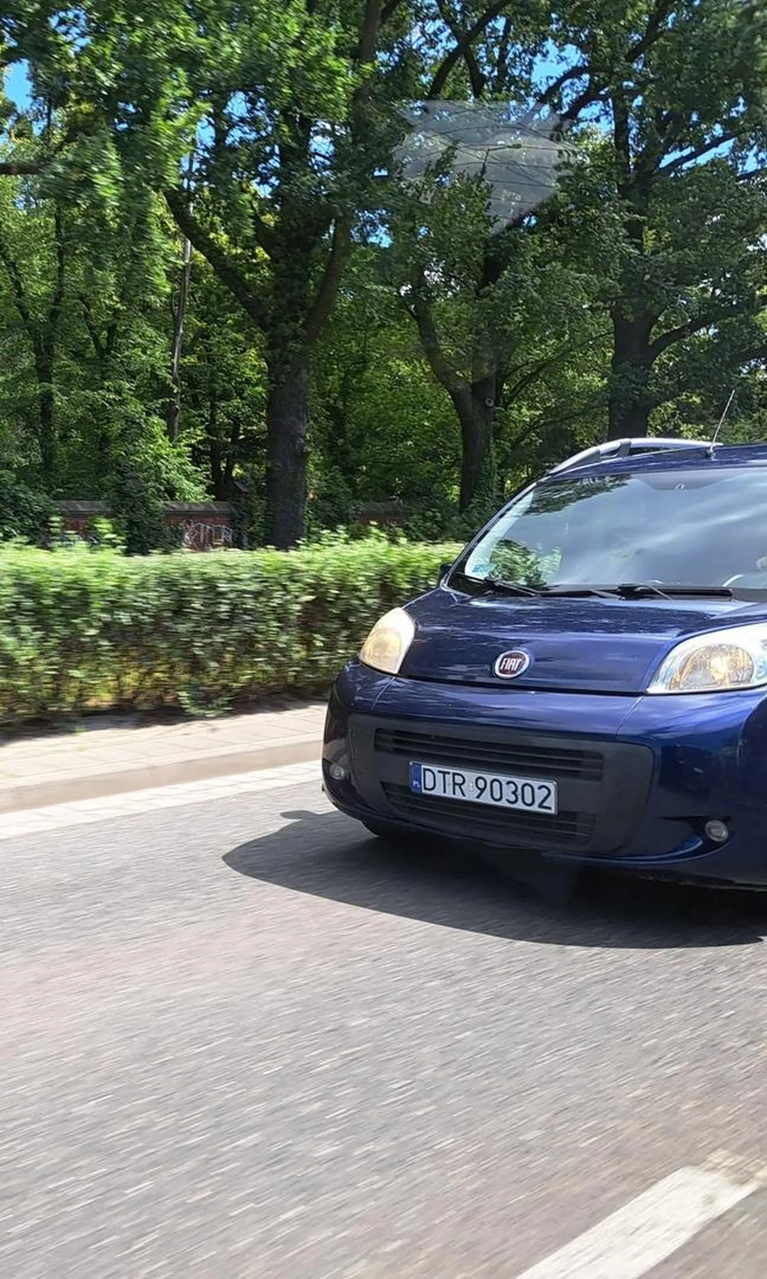 wariat najpierw próbuje wjechać jadący obok niego samochód przy nieudanego próbie wyprzedzenia z prawej strony, następnie jego ego dostaje uszczerbku i musi on pokazać swój ulubiony palec przez okno