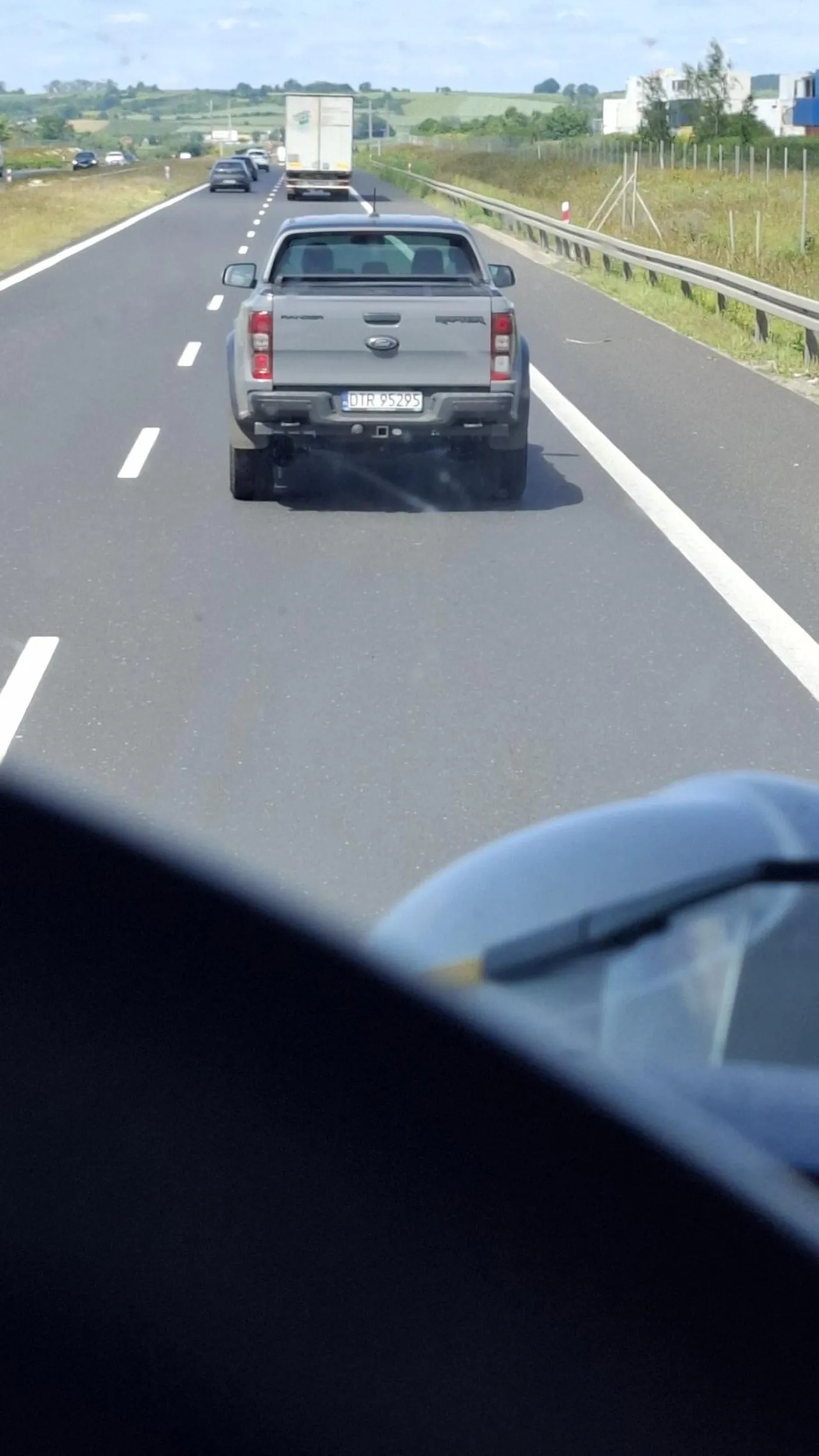 Ten zjeb wyprzedza tiry a potem zwalnia i trzeba go wyprzedzać