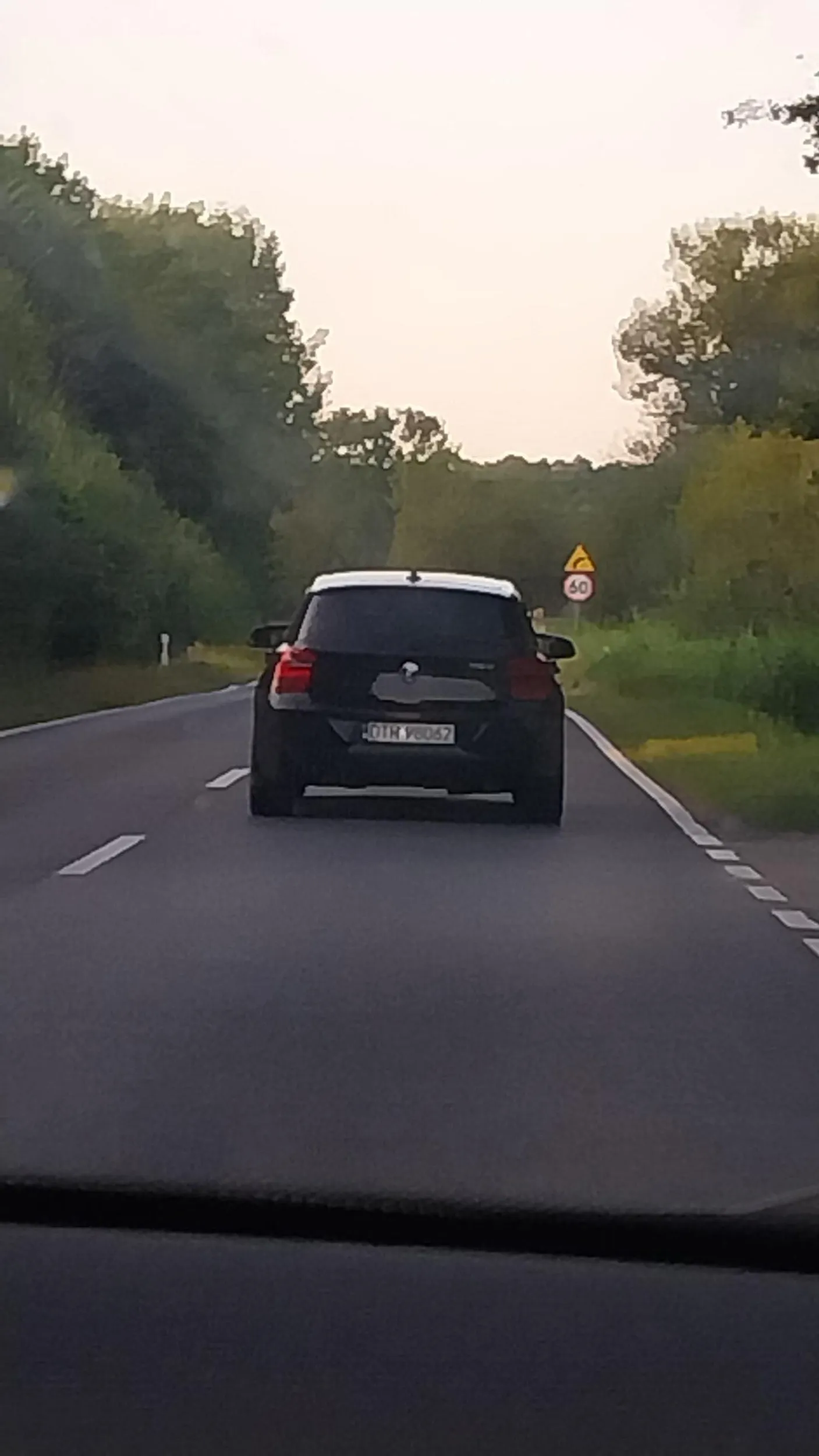 Typ jedzie jak dupa, poniżej 80km/h w niezabudowanym. Ludzie dajcie żyć