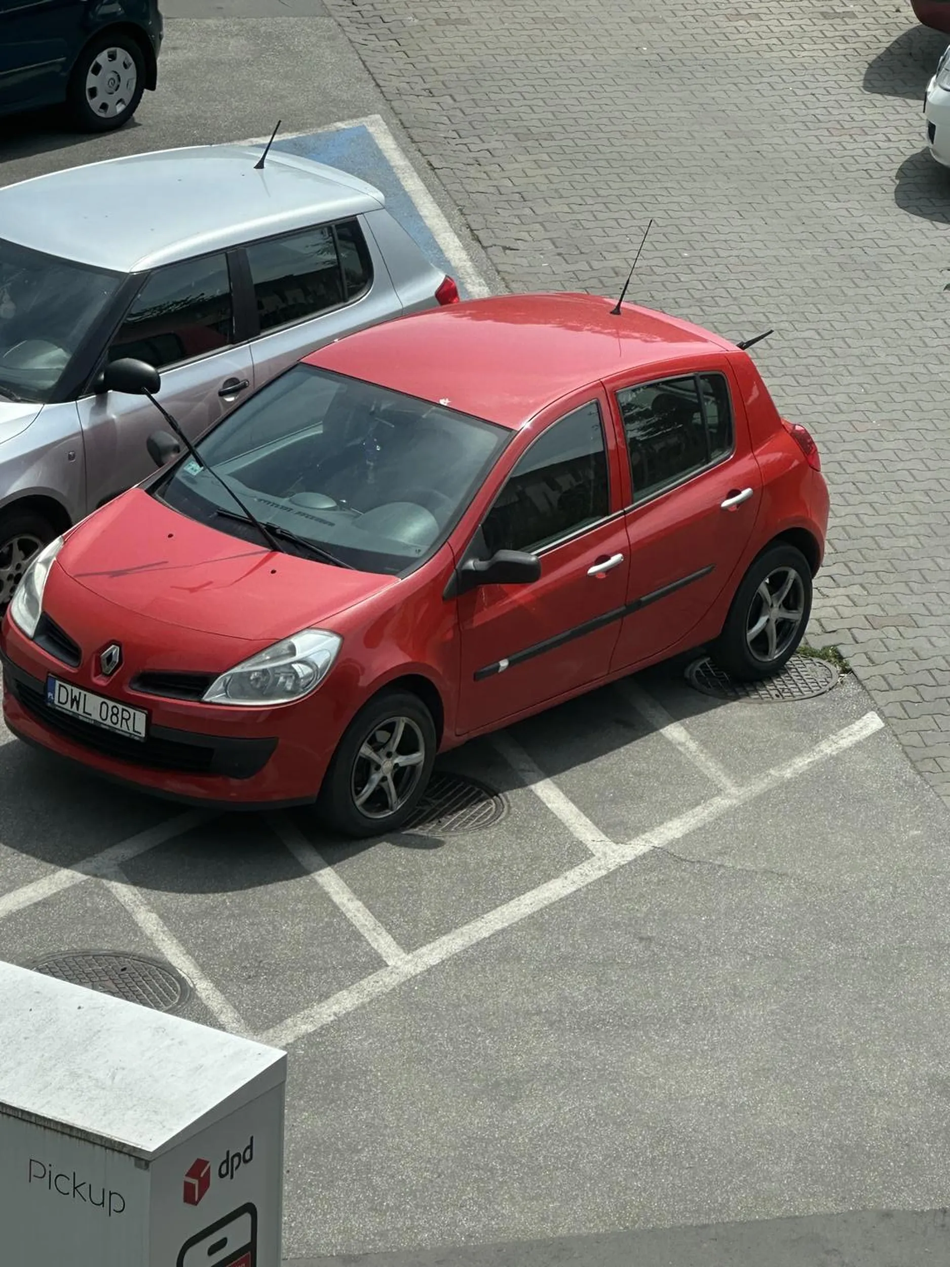 Naucz sie parkować poprawnie bo przez Ciebie nie mogą przejechać mieszkańcy osiedla i służby w razie jakiegoś incydentu. Nie jest to pierwszy raz gdy tak parkujesz.