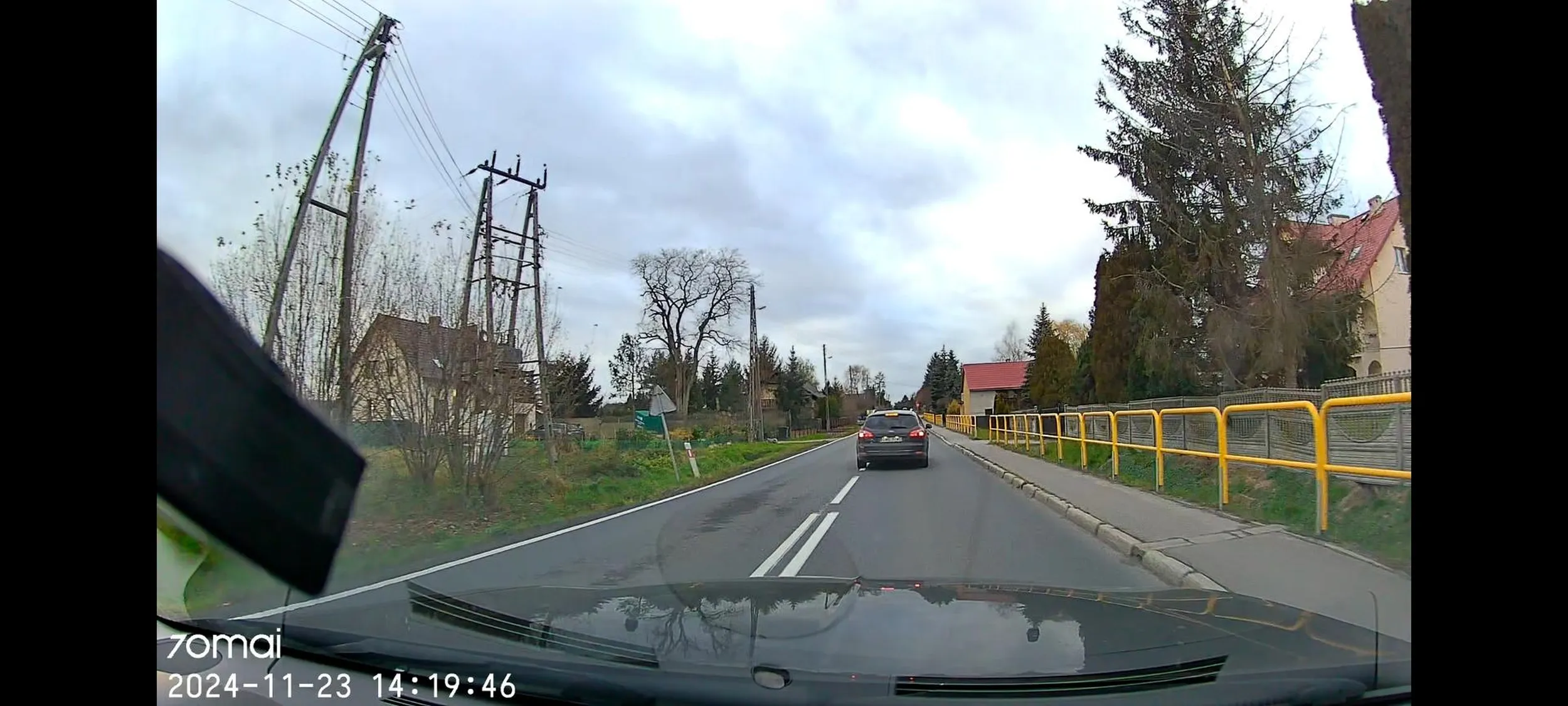 Kierowca wyprzedzał w terenie zabudowanym, na podwójnej ciągłej linii, prawidłowo jadący pojazd, a następnie zaczął hamować przed zjazdem na prawy pas. Na zmianę przyspieszał i hamował, często zjeżdżając na środek jezdni. Jego styl jazdy sugeruje, że może być pijany.