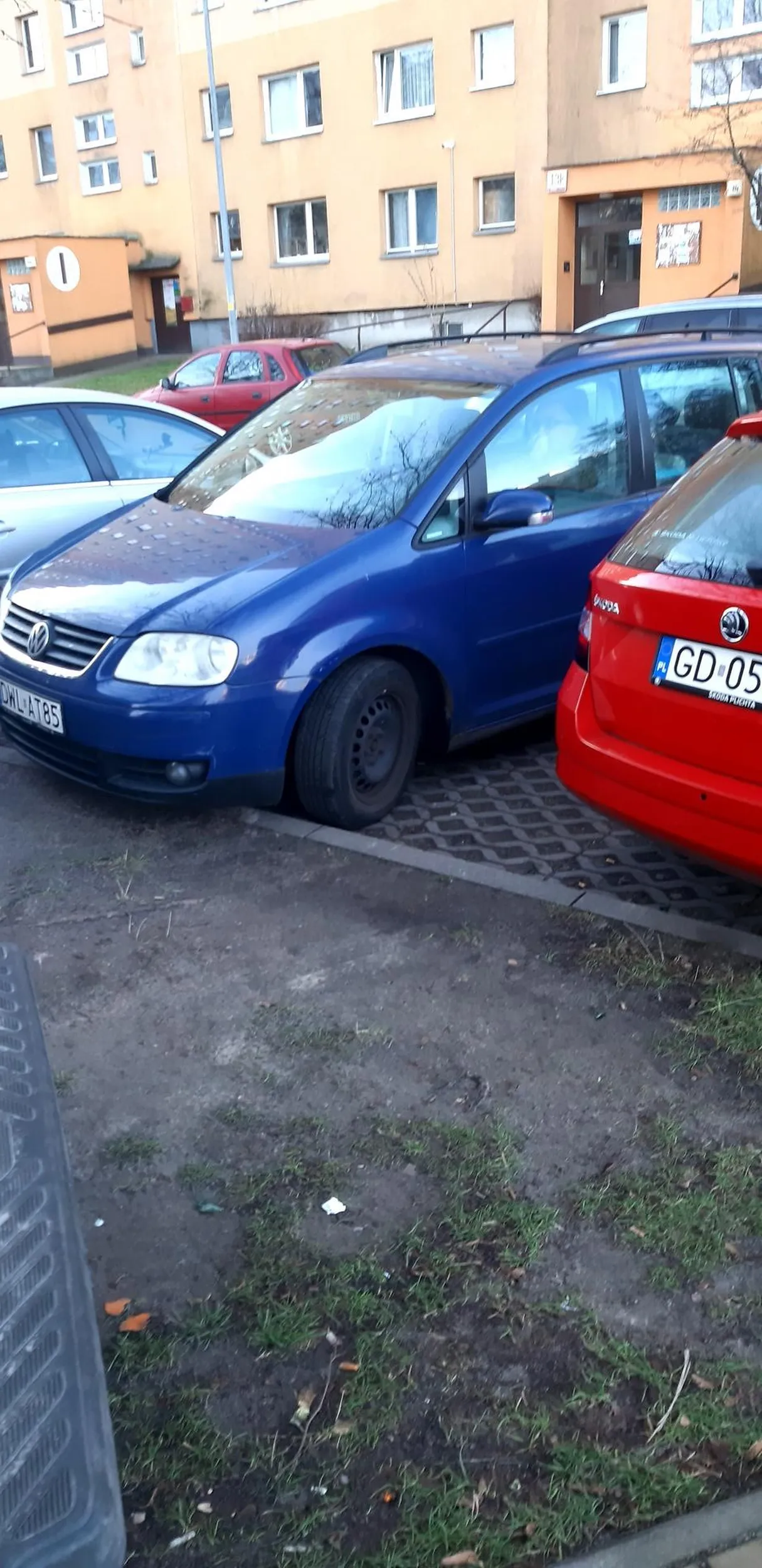 Agresor pod Lewiatanem na Zaspie.Ten Pan utrudniał wyjazd spod Lewiatana podjechał za nami i nie dopuścił do wyjazdu.Po jakiejś chwili ulica była zablokowana przez tego Pana.Na prośbę aby wycofał zaczął rzucać mięsem wzywał groził że nam spuści w ... Doszło do tego że wysiadł zaczął pięścią walić w szybę,lusterko boczne które uszkodził.Aż strach jak by jakaś Kobieta na takiego człowieka wpadła.My byliśmy we dwójkę.