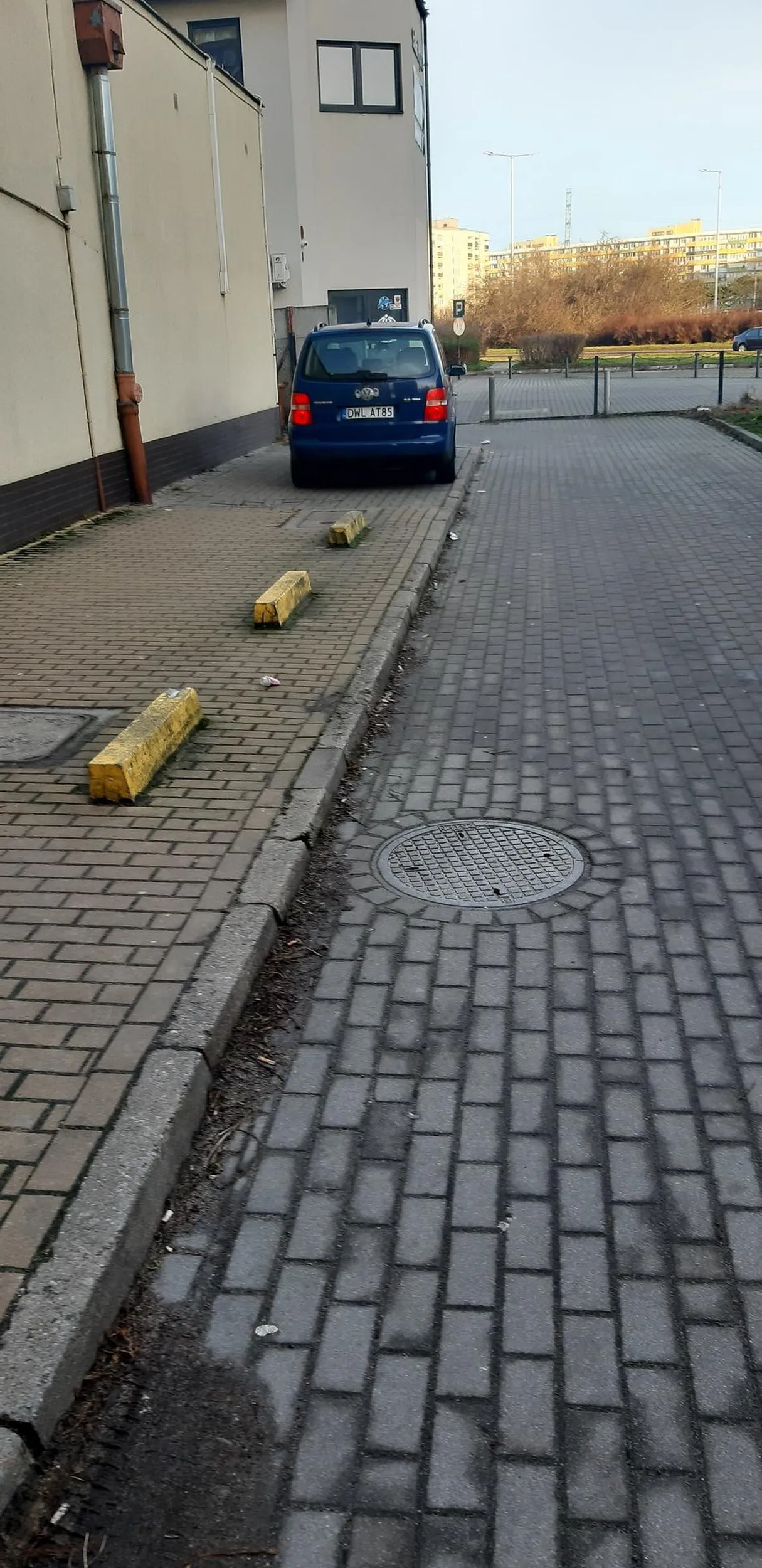 Agresor pod Lewiatanem na Zaspie.Ten Pan utrudniał wyjazd spod Lewiatana podjechał za nami i nie dopuścił do wyjazdu.Po jakiejś chwili ulica była zablokowana przez tego Pana.Na prośbę aby wycofał zaczął rzucać mięsem wzywał groził że nam spuści w ... Doszło do tego że wysiadł zaczął pięścią walić w szybę,lusterko boczne które uszkodził.Aż strach jak by jakaś Kobieta na takiego człowieka wpadła.My byliśmy we dwójkę.