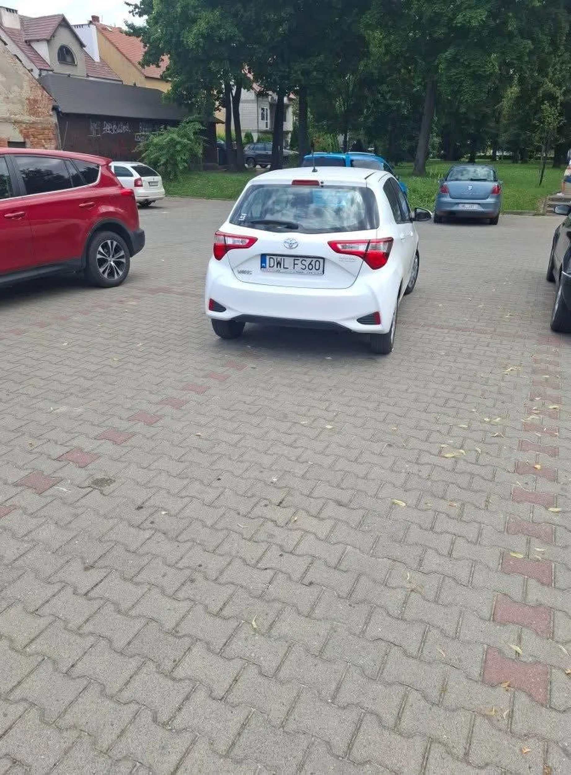 4 miejsca parkingowe.... Trzeba mieć naprawdę talent aby takim "wielkim" autem zająć.