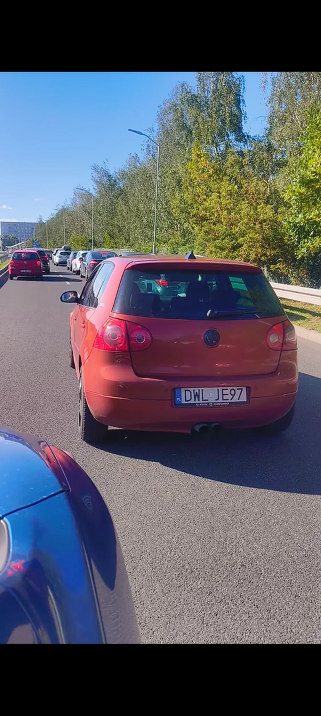 Auto może i ładne. Ale kierowca ? burak. Auto może mieć i 1000KM ale jak kierowca nie zna podstaw ?. Przykre. Mam nadzieję że mandat za celowe blokowanie pasa dojdzie. Nie pozdrawiam