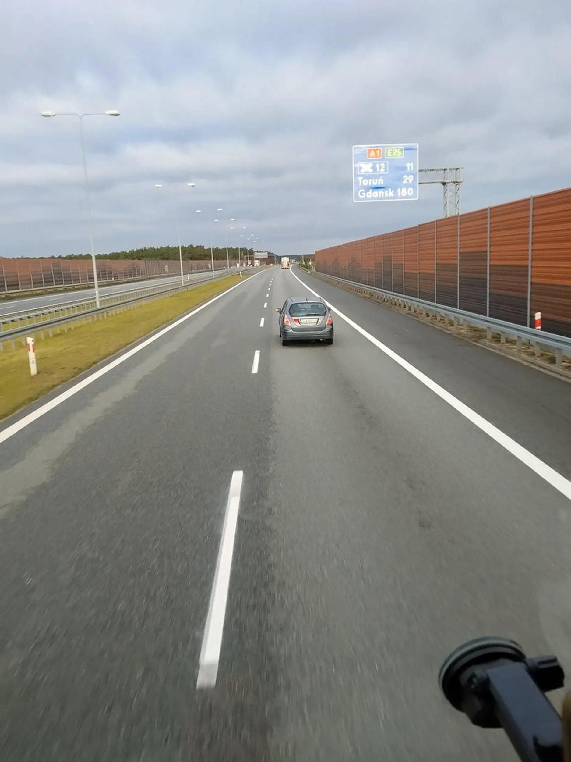 Na ekspresówce jedzie 80-85 kiedy chce się go wyprzedzić dodaje gazu ...