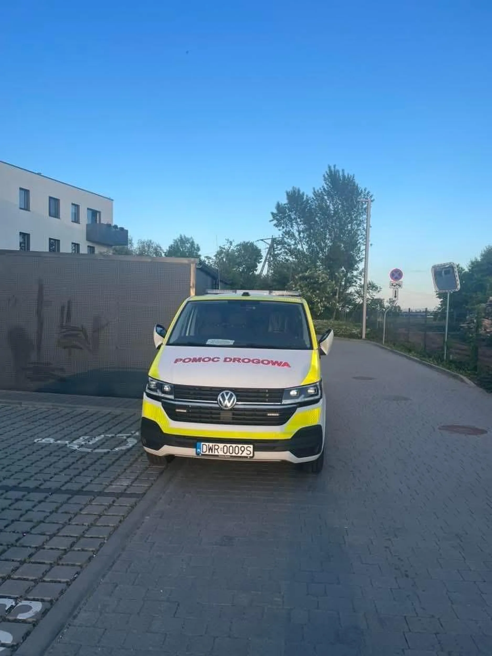 Parkuje blokując drogę i miejsce dla niepełnosprawnych.