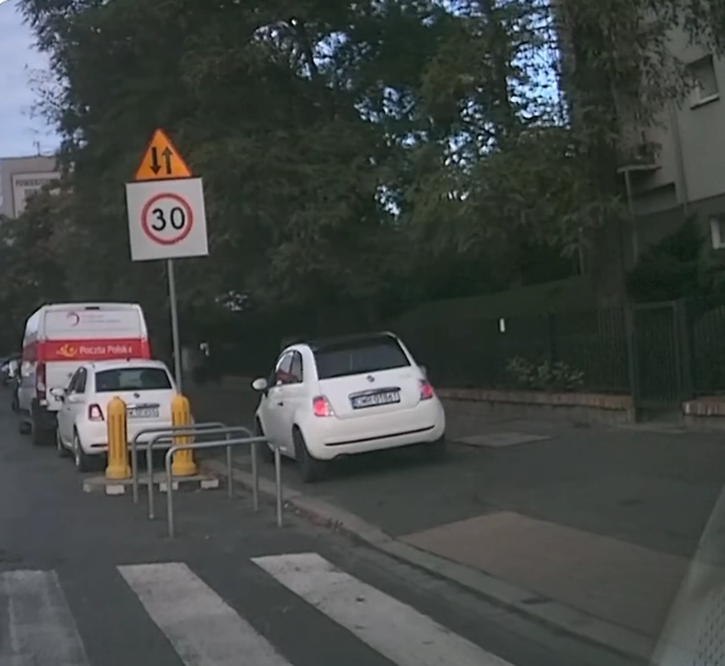 Jazda po chodniku, parkowanie na chodniku.