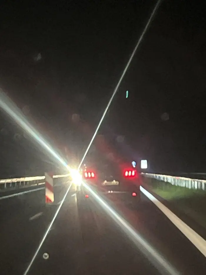 Chłopie ty się ogarnij,wyprzedzasz i jedziesz później 40 na 90 i wykonujesz jakieś dzikie manewry.