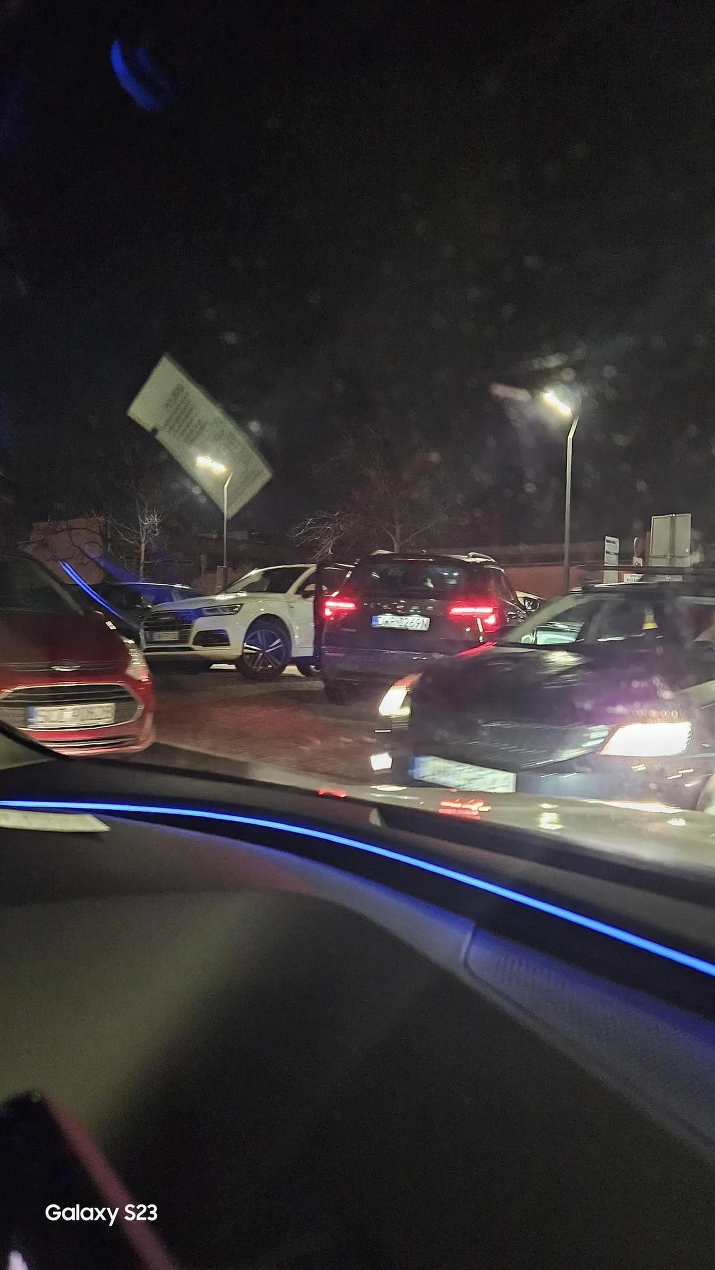 Daje mandaty za brak bilety odrazu po zaparkowaniu zanim ktoś przyniesie bilet a sama zasługuje przez swoje parkowanie