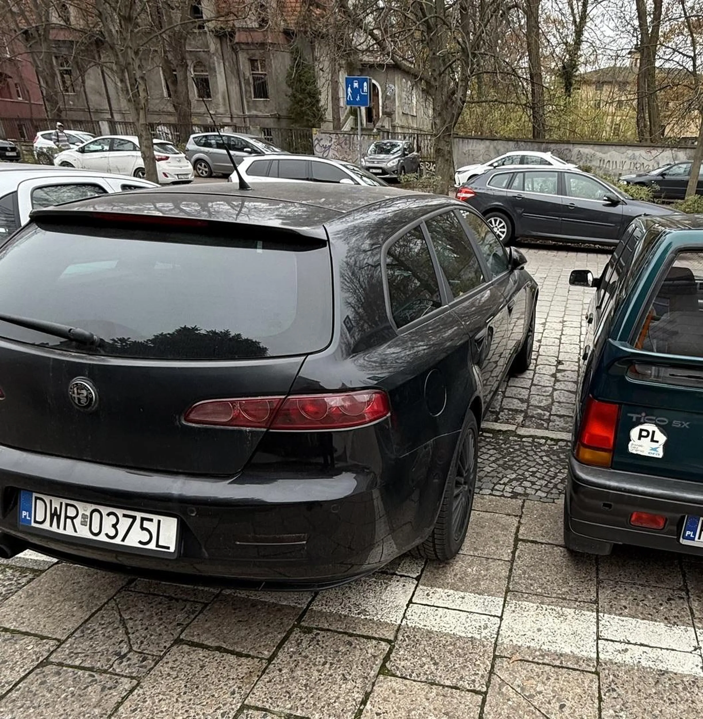 Wrocław, ul. Pretficza: kierowca alfy parkując bezmyślnie zastawia inne auta i uniemożliwia komfortowe wejście do pojazdu