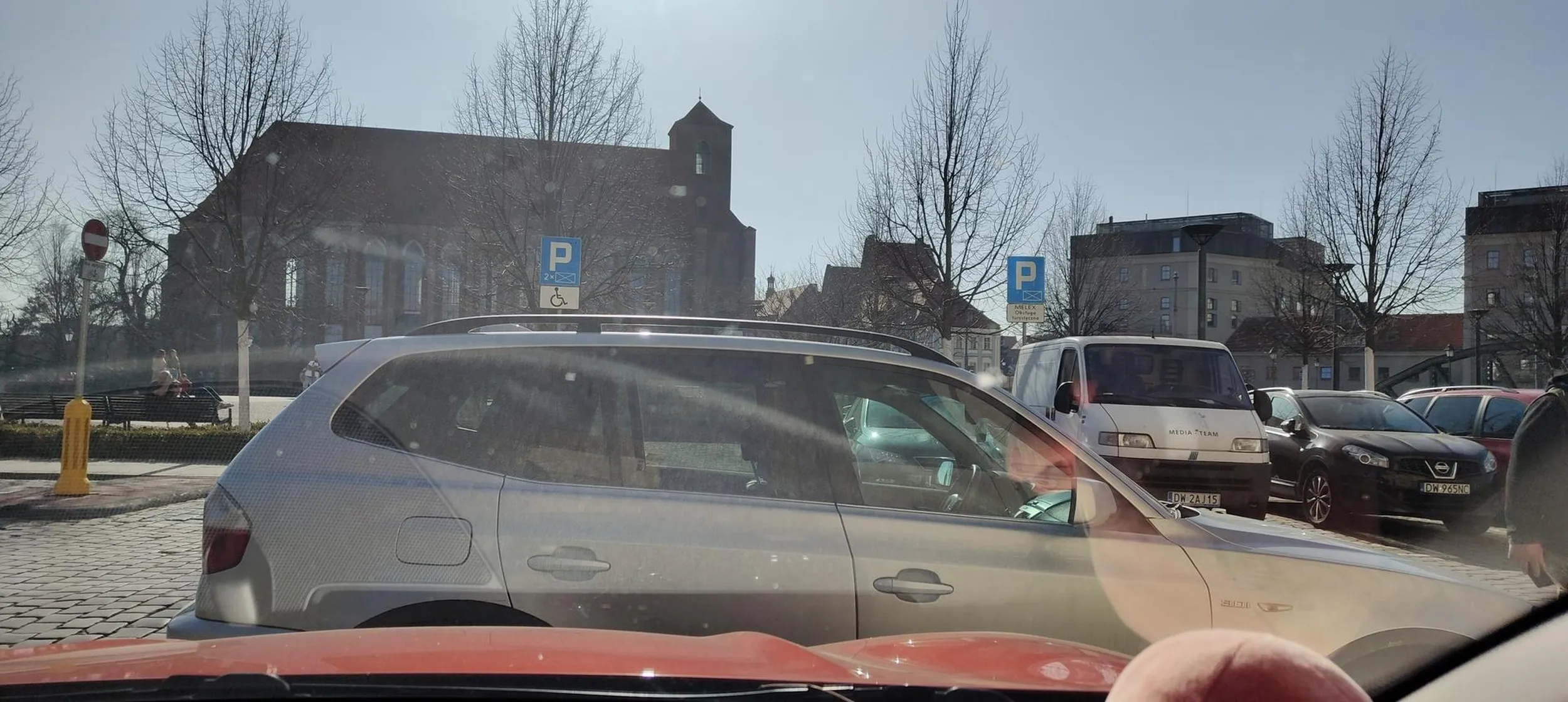 Kretyn z BMW zastawił wyjazd z bramy podwórka. Półtorej godziny w plecy, bo trzeba było czekać na policje i lawetę, która odholowała delikwenta na parking policyjny.