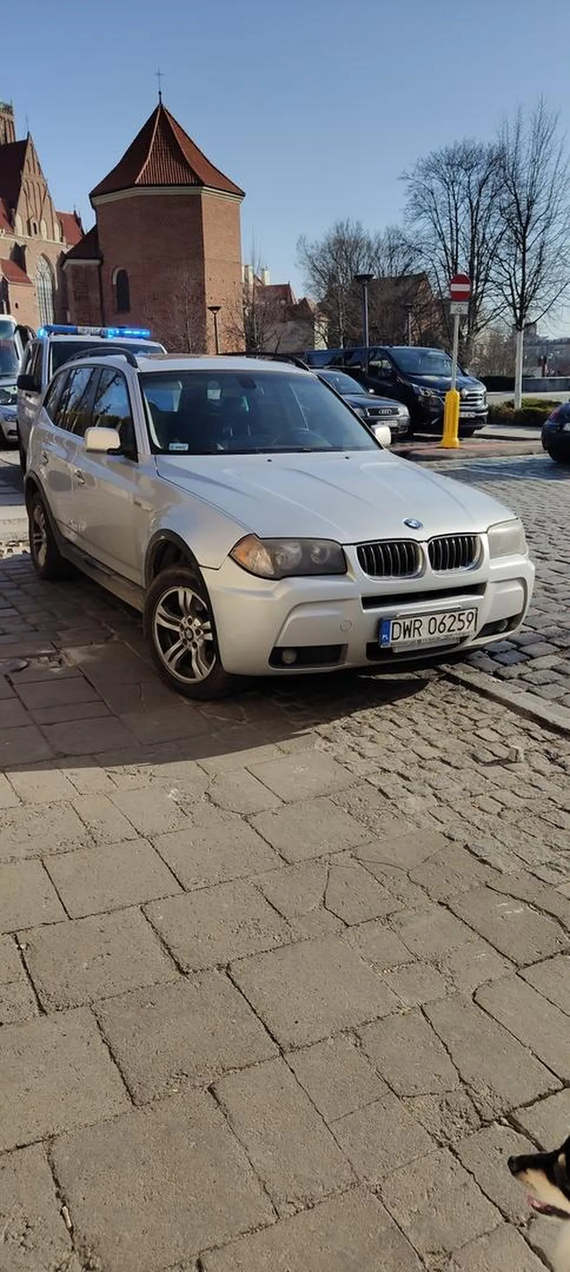 Kretyn z BMW zastawił wyjazd z bramy podwórka. Półtorej godziny w plecy, bo trzeba było czekać na policje i lawetę, która odholowała delikwenta na parking policyjny.
