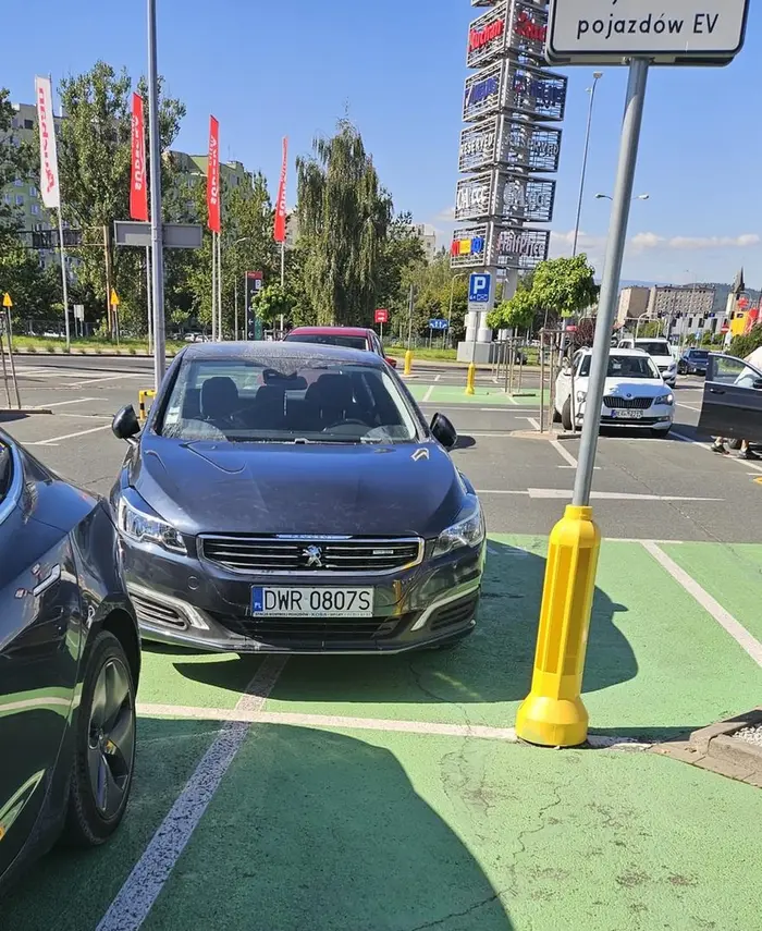 Nie umie parkować, dodatkowo zajął dwa miejsca dla EV.