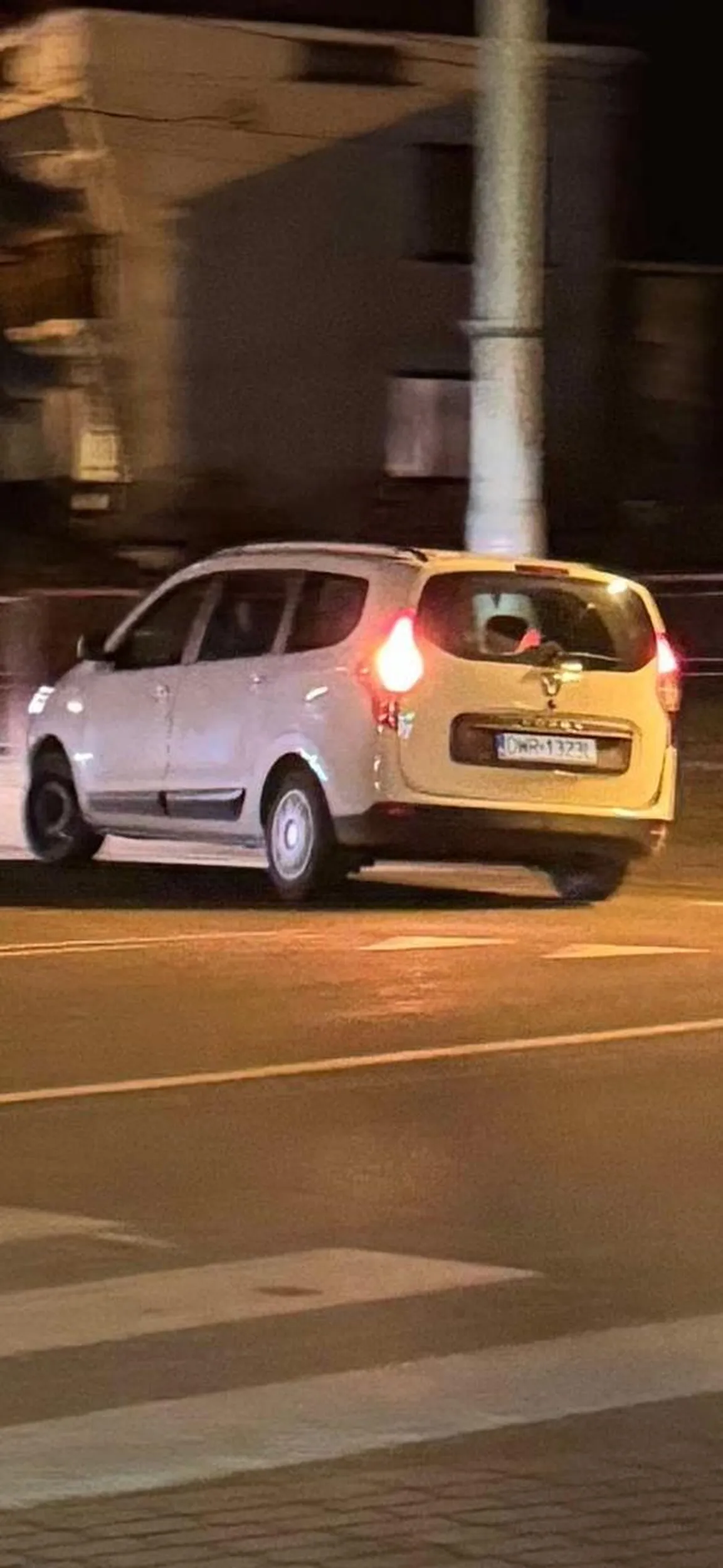 Niedorozwinięty kierowca samochodu Dacia ukradł z sklepu pomadkę