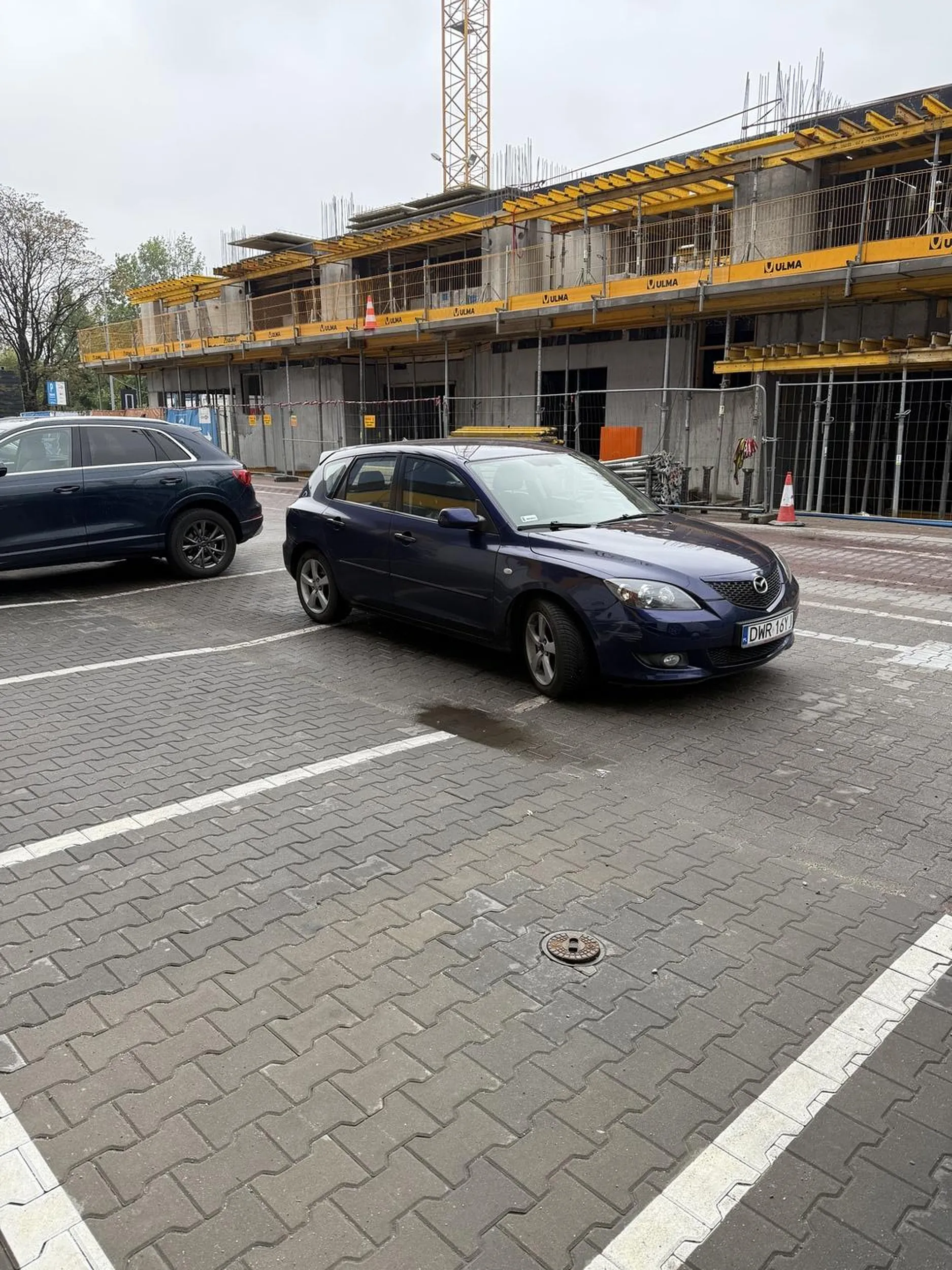Geniusz zajął 3 miejsca parkingowe. Polecam jeździć tramwajem.