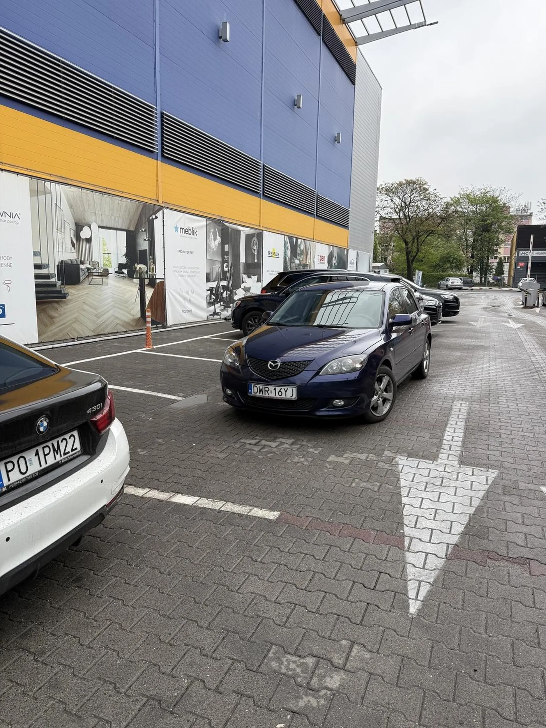Geniusz zajął 3 miejsca parkingowe. Polecam jeździć tramwajem.