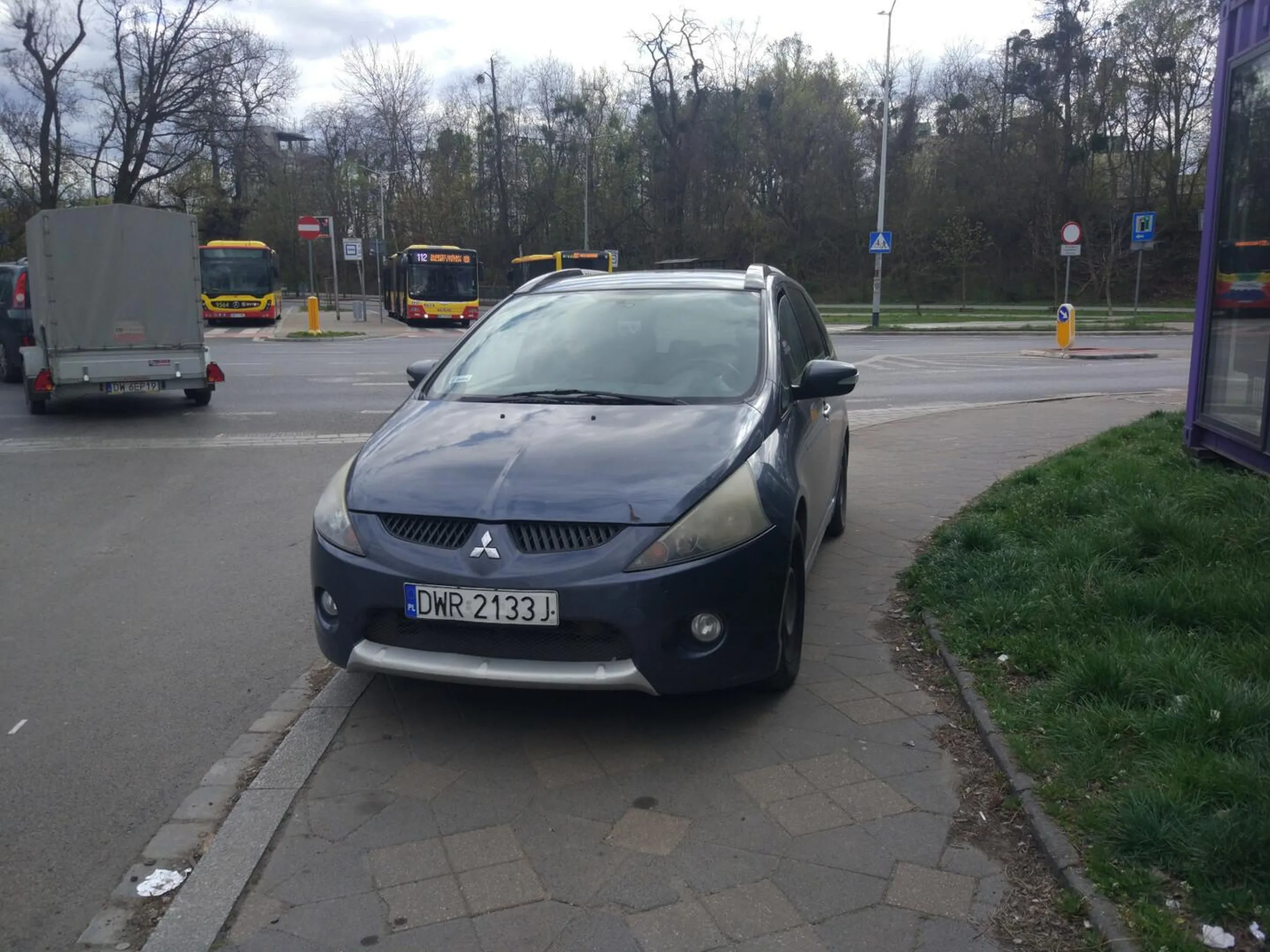 Parkuje na chodniku nie zostawiając pieszym 1,5 m wolnego miejsca