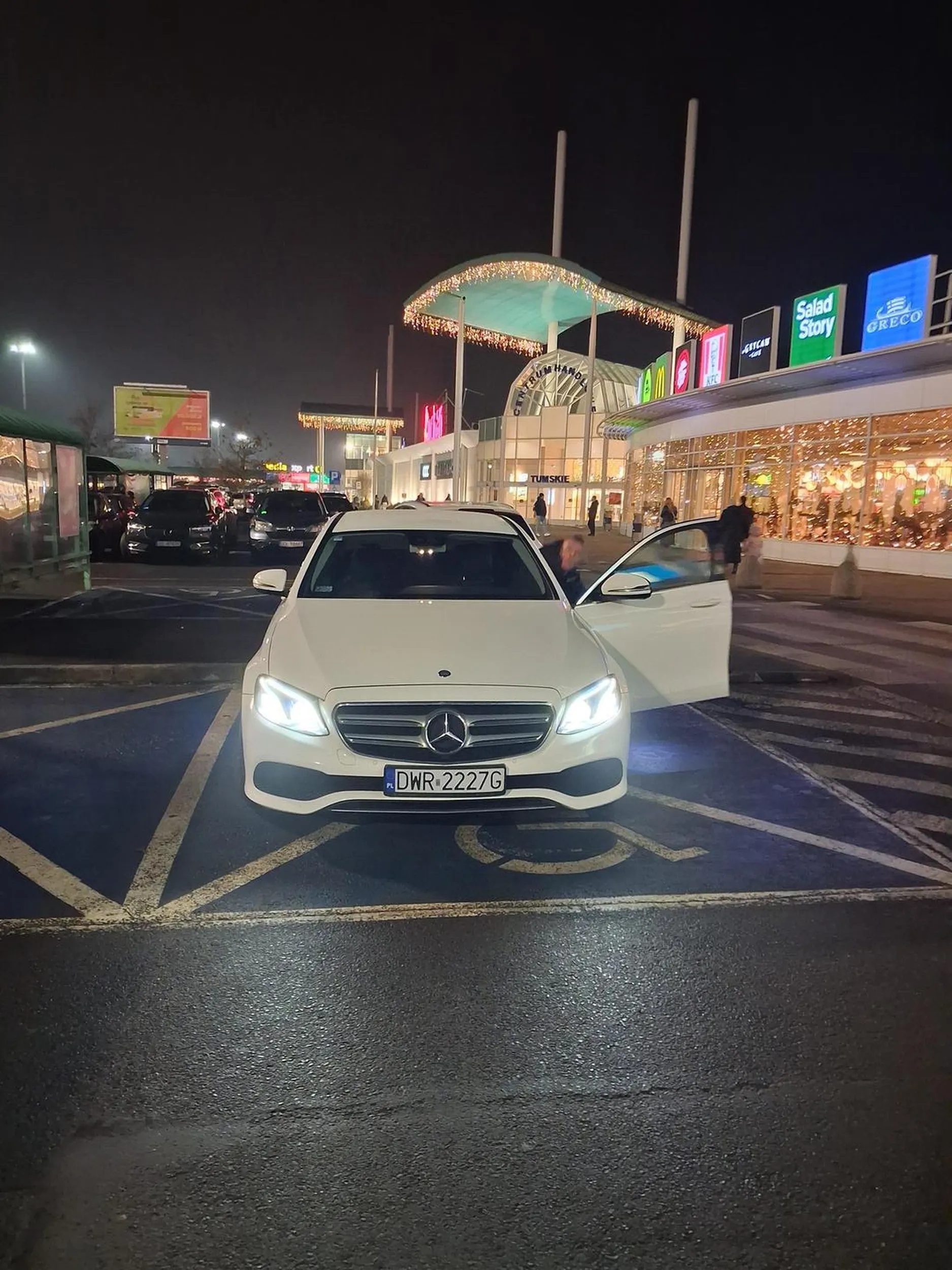 Pełnosprawny parkujący na kopercie dla niepełnosprawnych