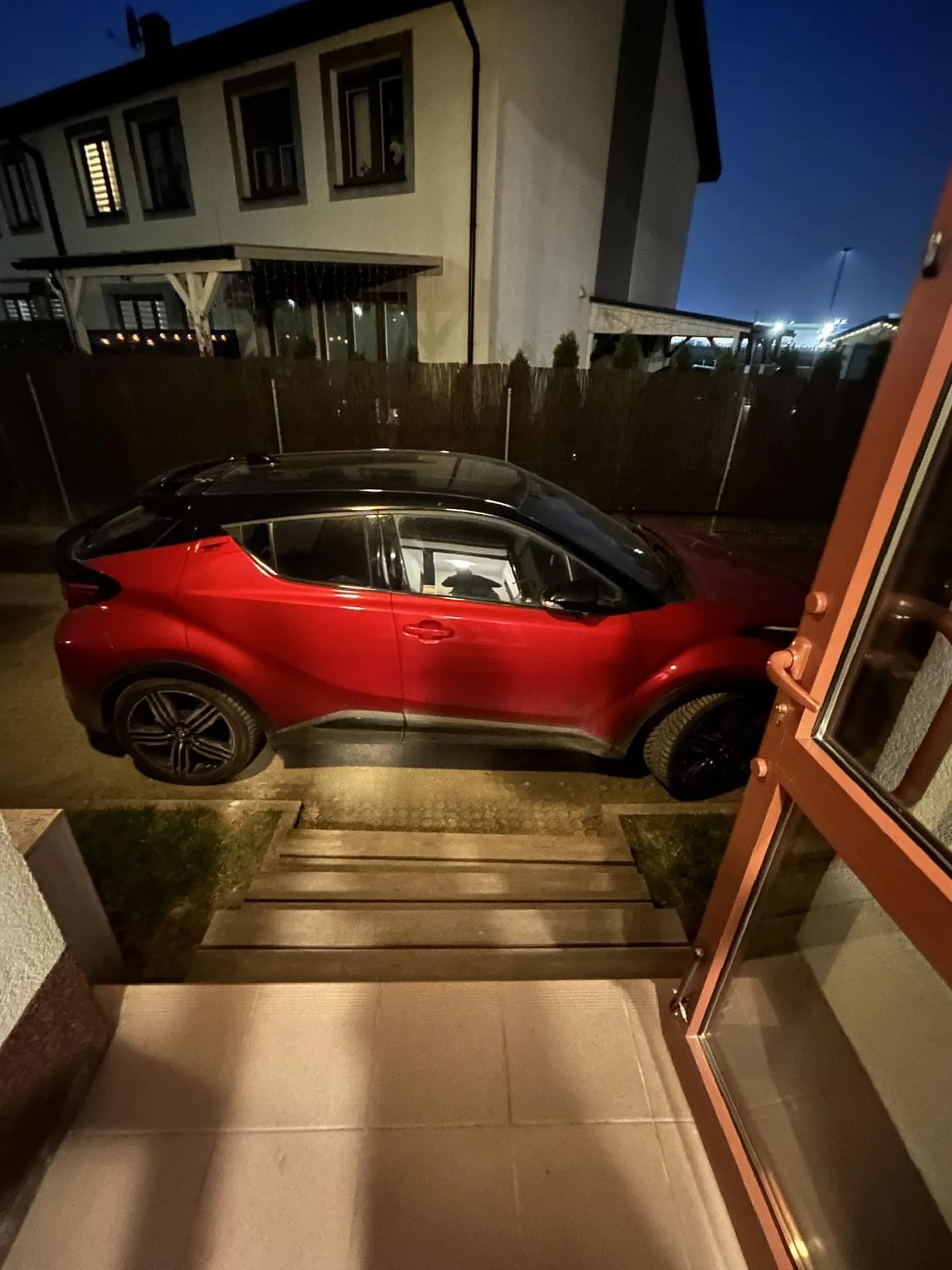 Mistrzowskie parkowanie-całe schody do klatki zablokowane