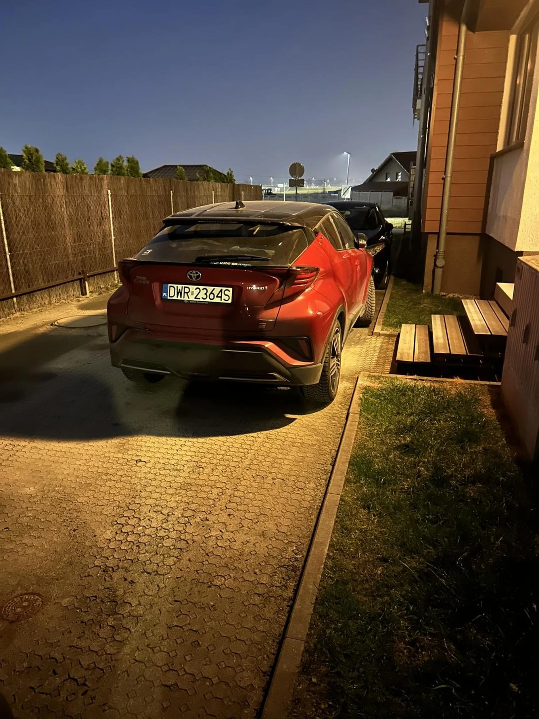 Mistrzowskie parkowanie-całe schody do klatki zablokowane