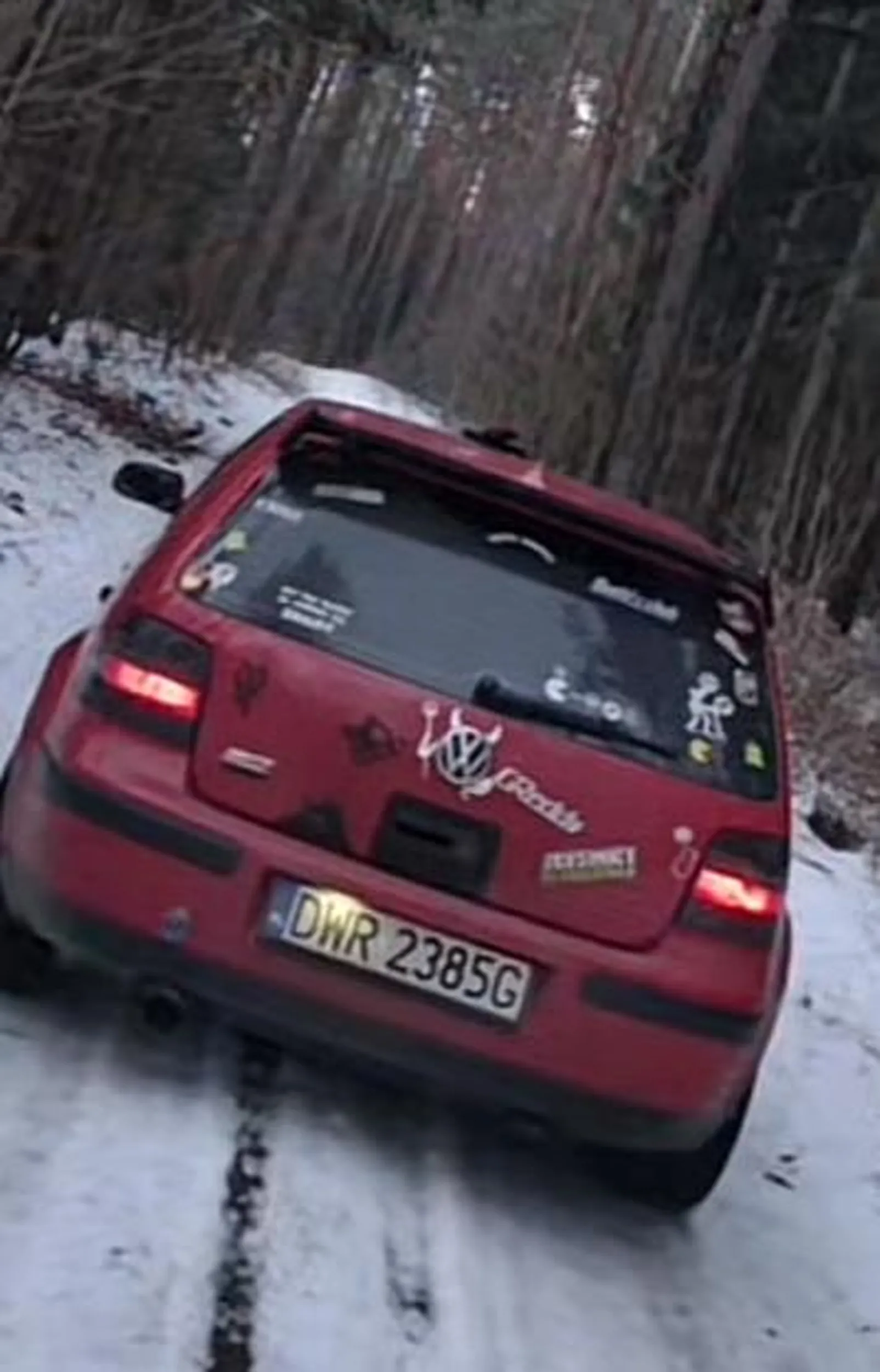 wieśniackie gówno więcej naklejek z tyłu niż wlasciel ma iq do tego jeździ jak palant i czub nie pozdrawiam