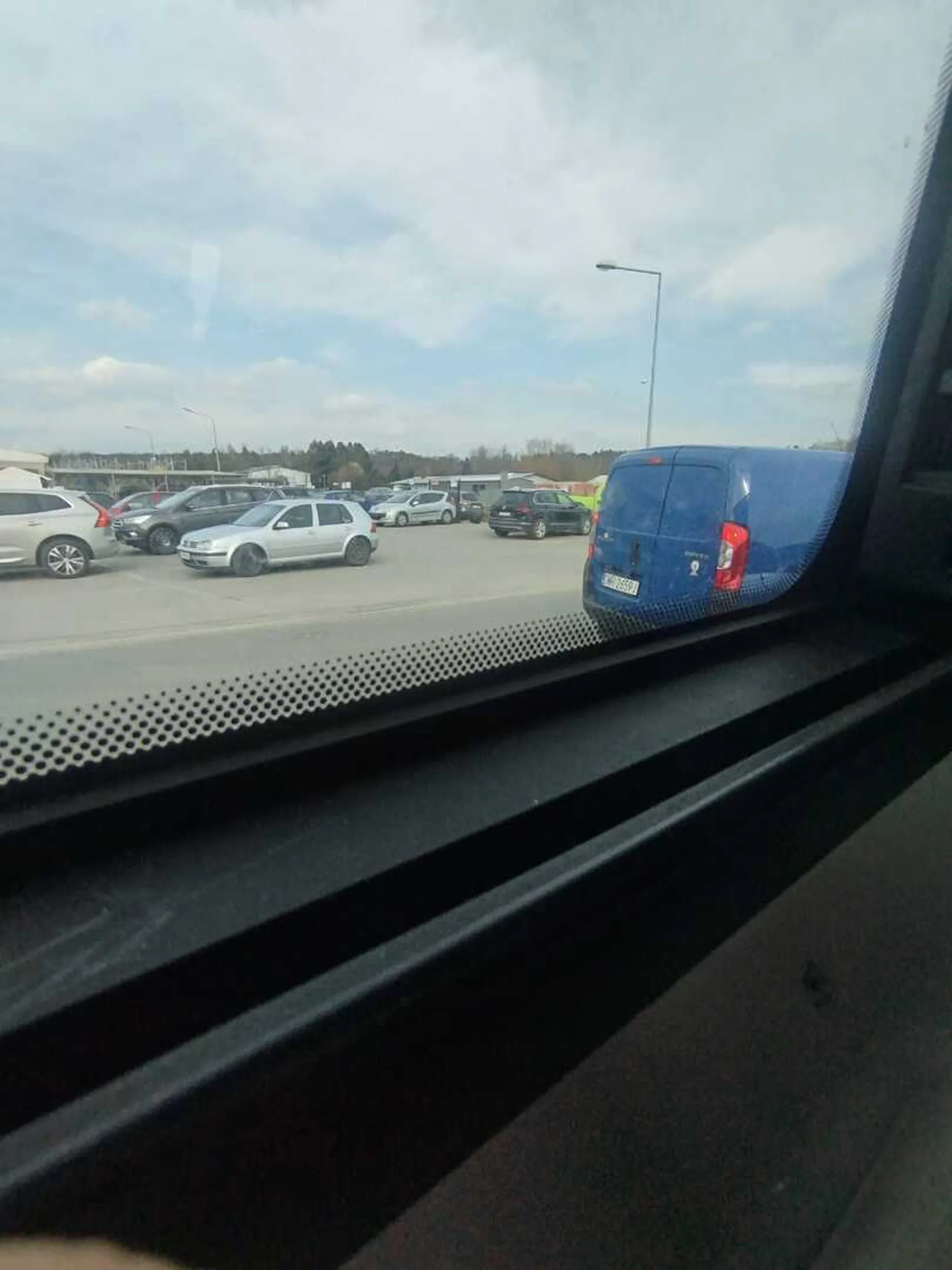 Gościu wygrał prawo jazdy w chipsah ? Stoi na poboczu drogi. Panie kierowco to nie jest parking?