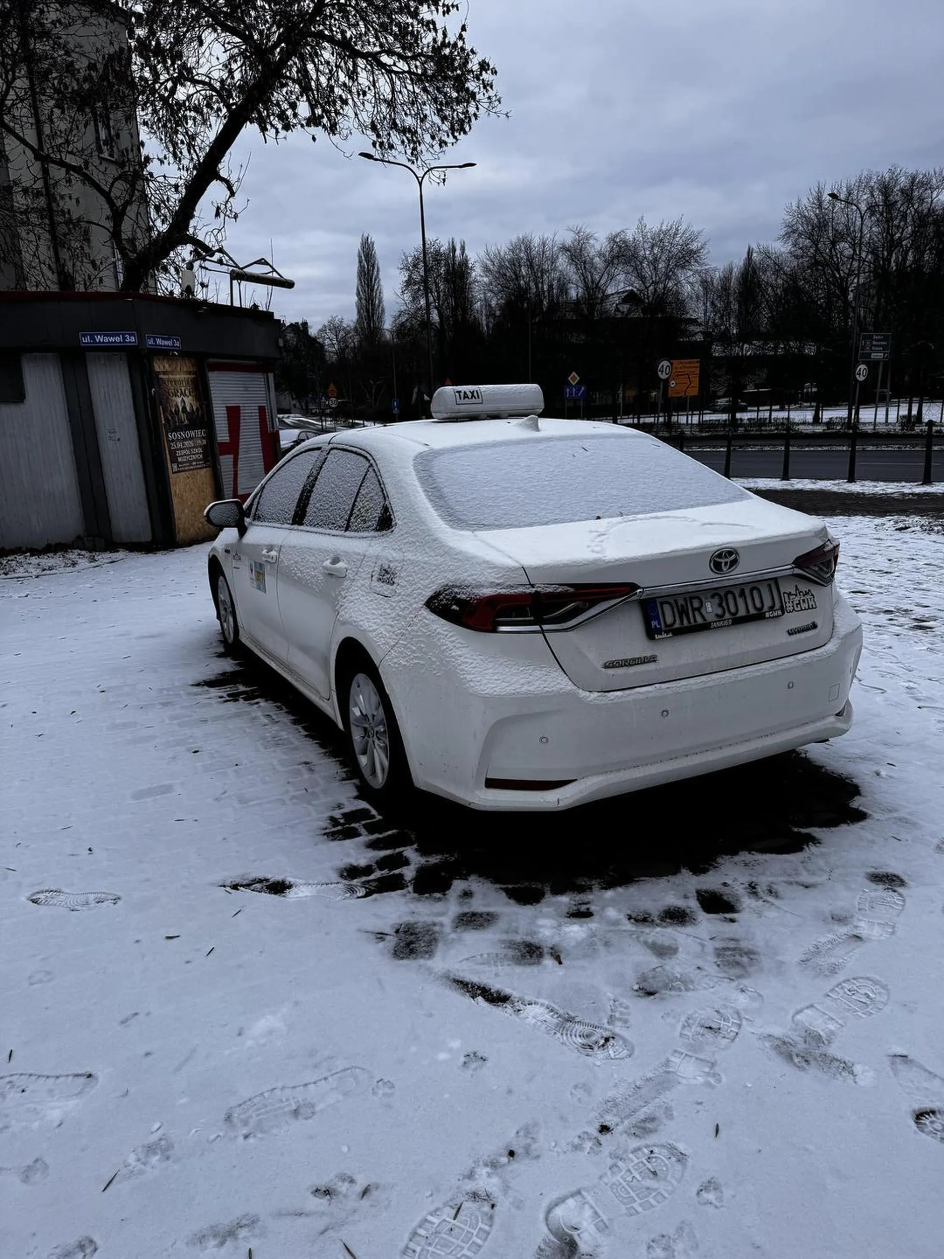 Parkuje się na parkingu, nie na chodniku