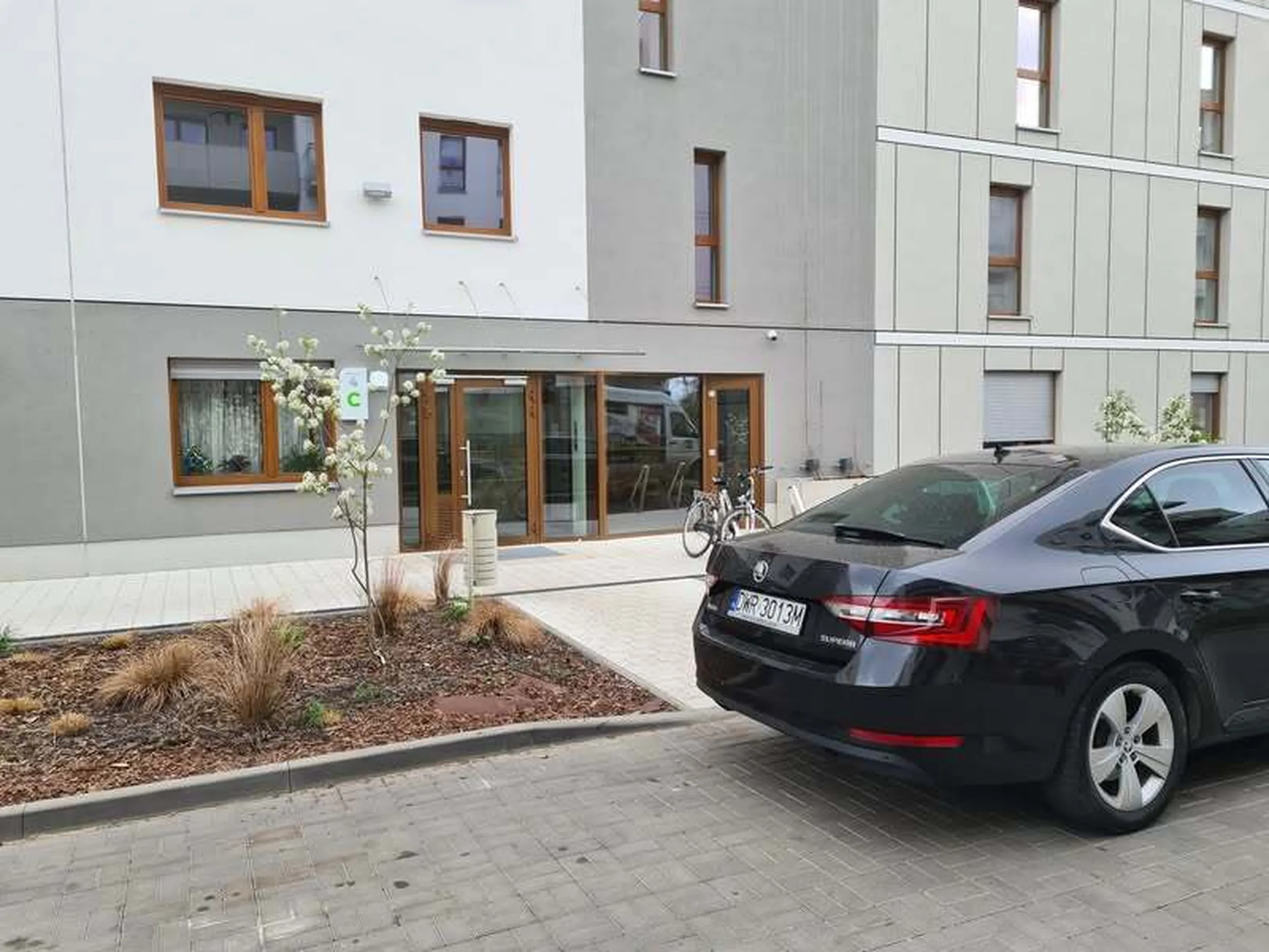 Imbecyl blokujący dojście do klatki budynku. Pogratulować wyobraźni.