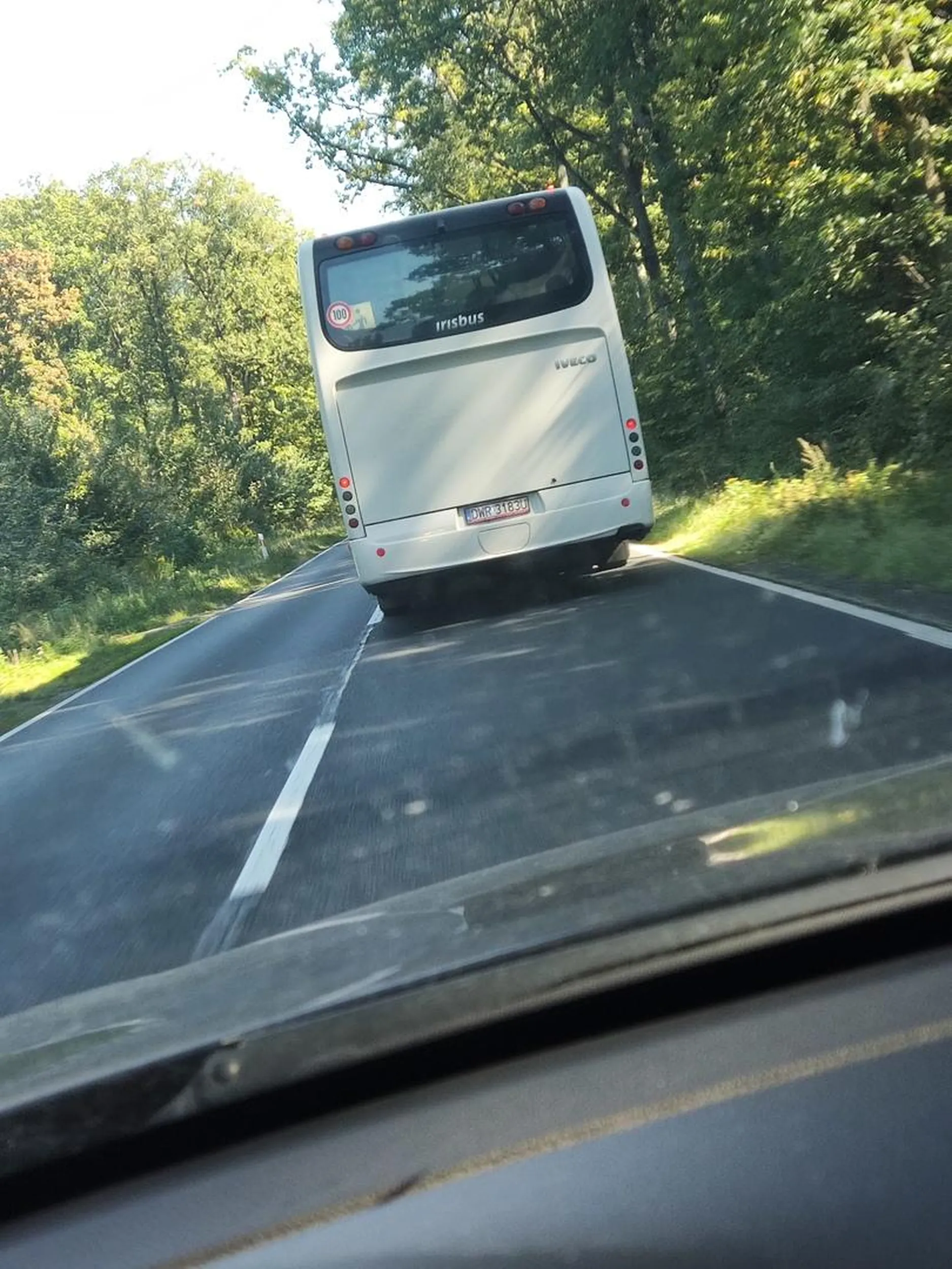 Nie zatrzymuje się na strzałce, nie zważając na pieszych którzy mają zielone