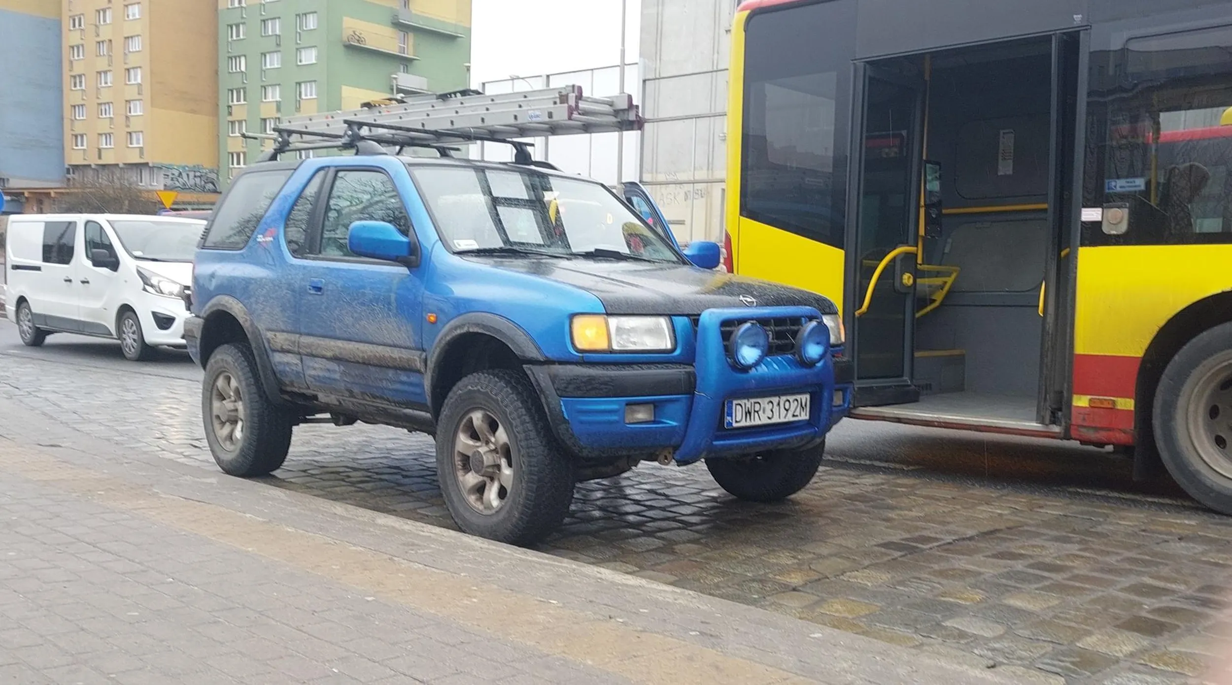 typ zaparkował w zatoce autobusowej i sobie poszedł :)