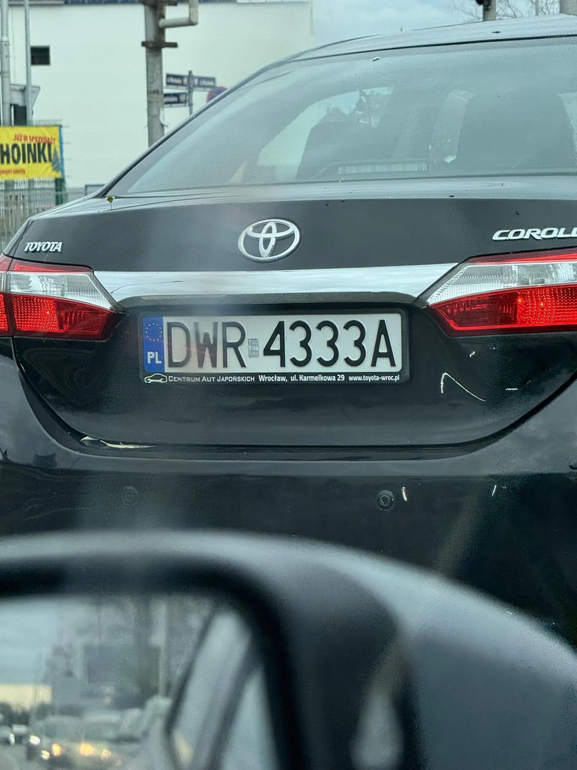 Kierowca tamuje lewy pas i zachowuje się jakby był sam na drodze do tego wygląda jak troll