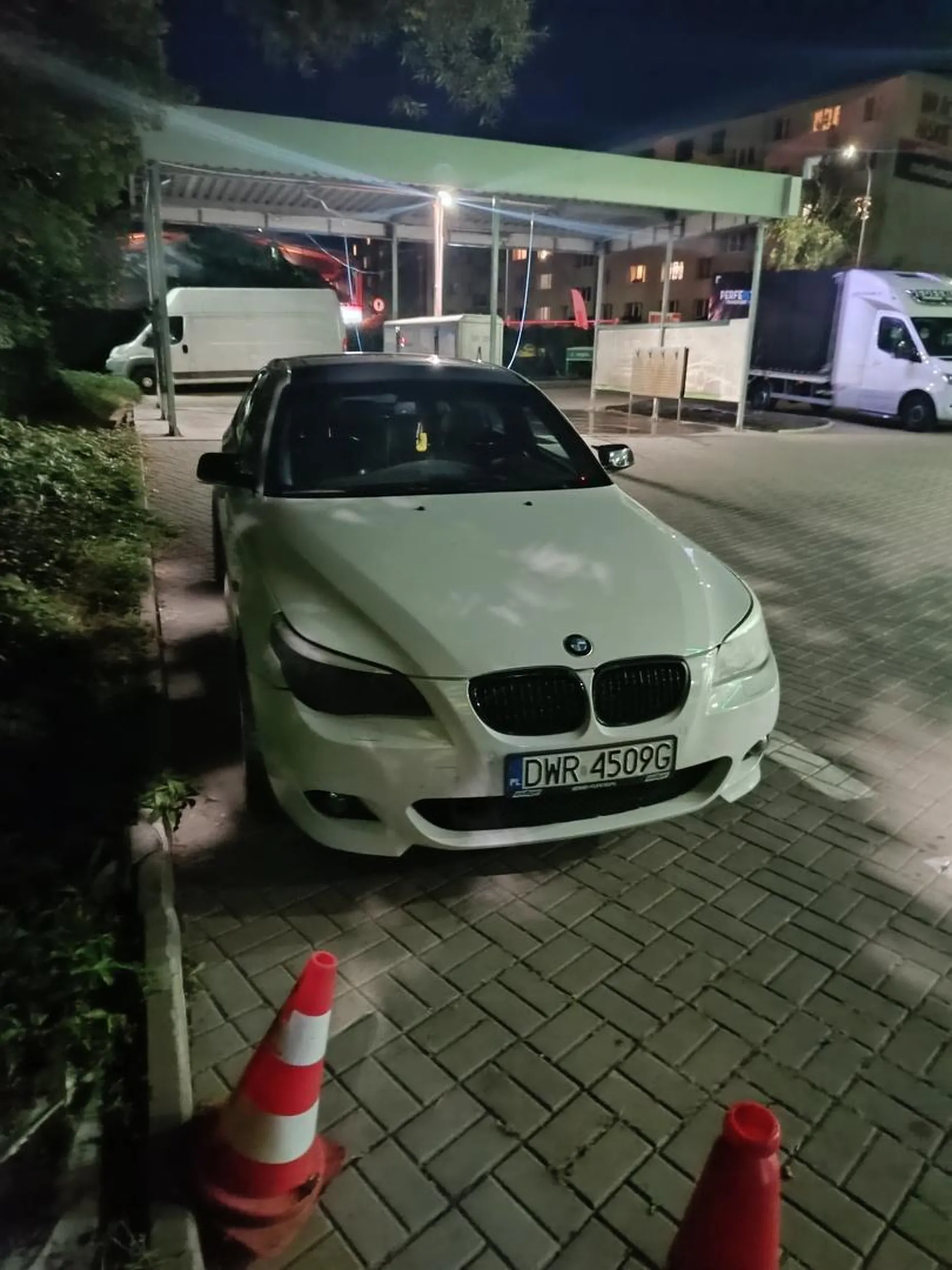 Parkuje gdzie mu się podoba Mimo że miejsce jest wykupione i było odgrodzone pachołkiem.