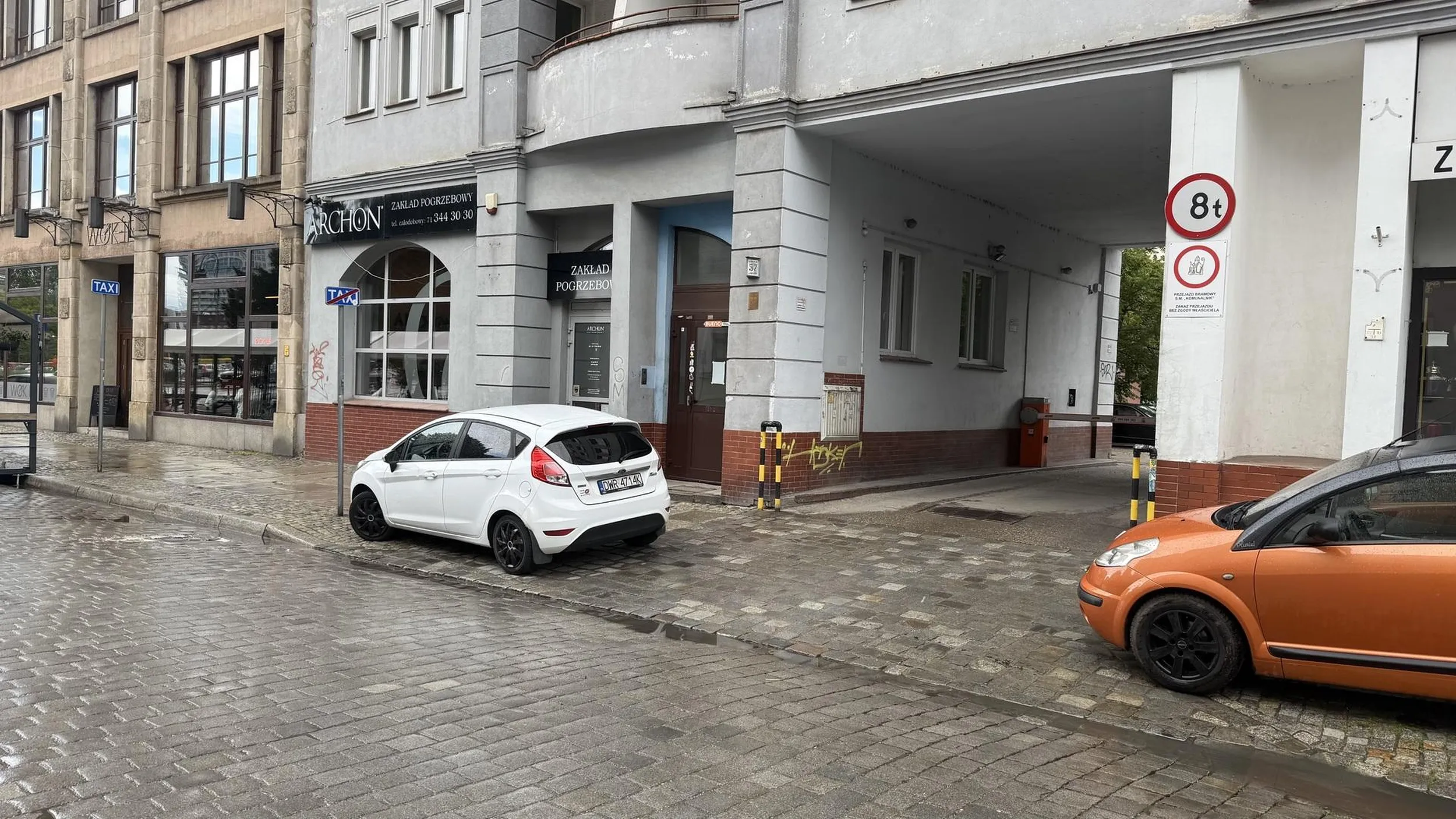 Parkowanie na parkingu obok kogoś przerosło ewidentnie