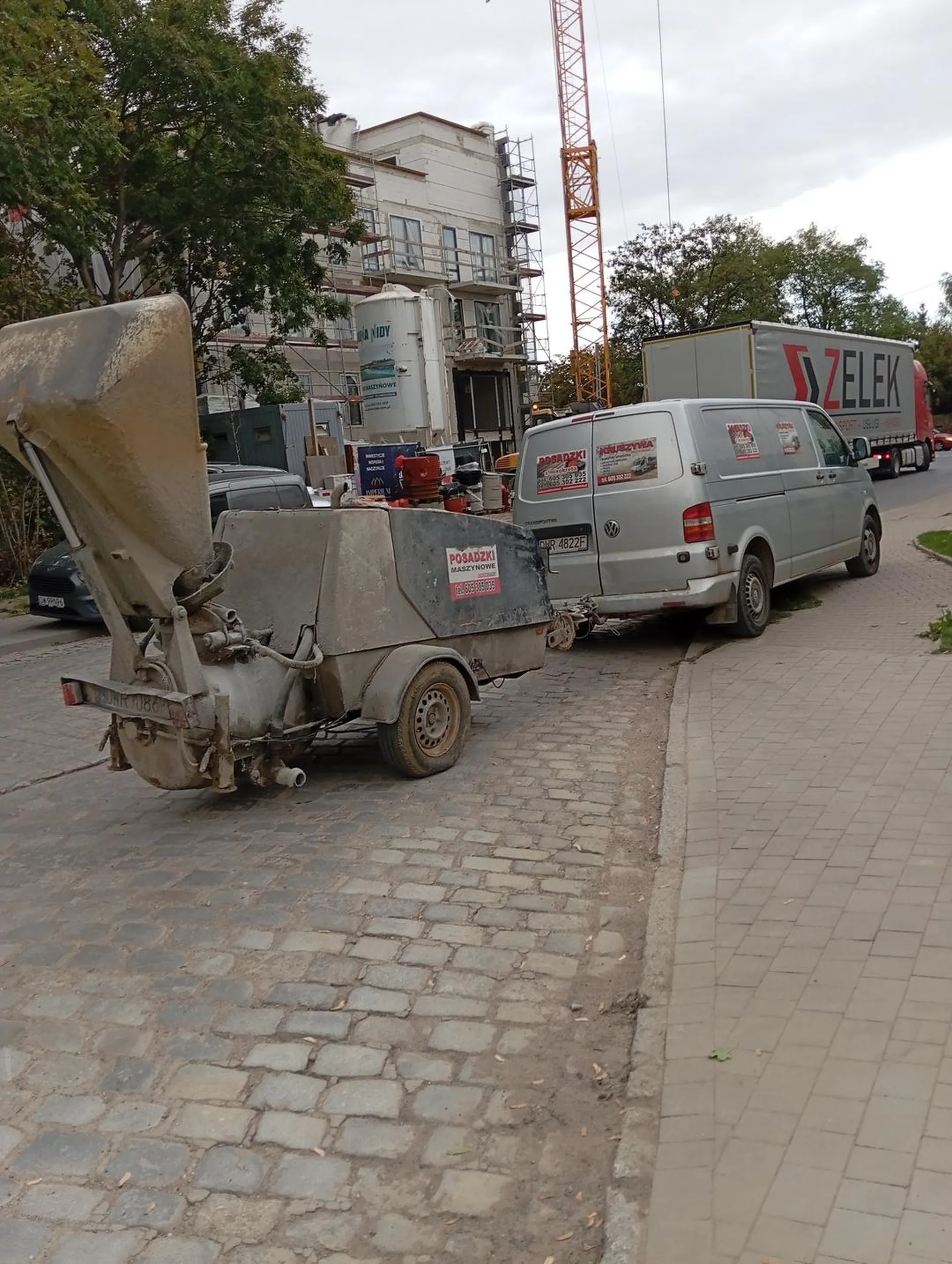 Egoista zastanawiający chodnik, bo mu się należy... Tacy delikwentów  powinni zdawać na prawko jeszcze raz, a i tak nic by to nie dało, bo kursu z empatii nie robią... A egoista i tak nie spojrzy poza czubek własnego nosa, tylko będzie wymyślał wymówki, marne usprawiedliwienia swoich uczynków.