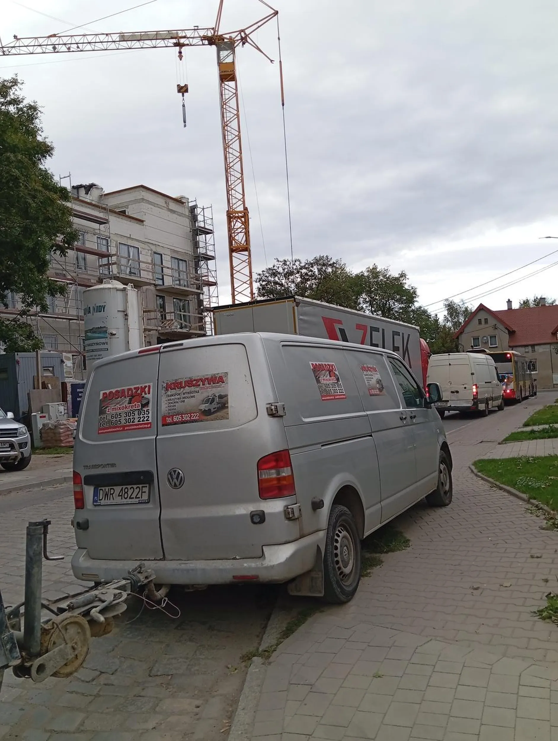 Egoista zastanawiający chodnik, bo mu się należy... Tacy delikwentów  powinni zdawać na prawko jeszcze raz, a i tak nic by to nie dało, bo kursu z empatii nie robią... A egoista i tak nie spojrzy poza czubek własnego nosa, tylko będzie wymyślał wymówki, marne usprawiedliwienia swoich uczynków.