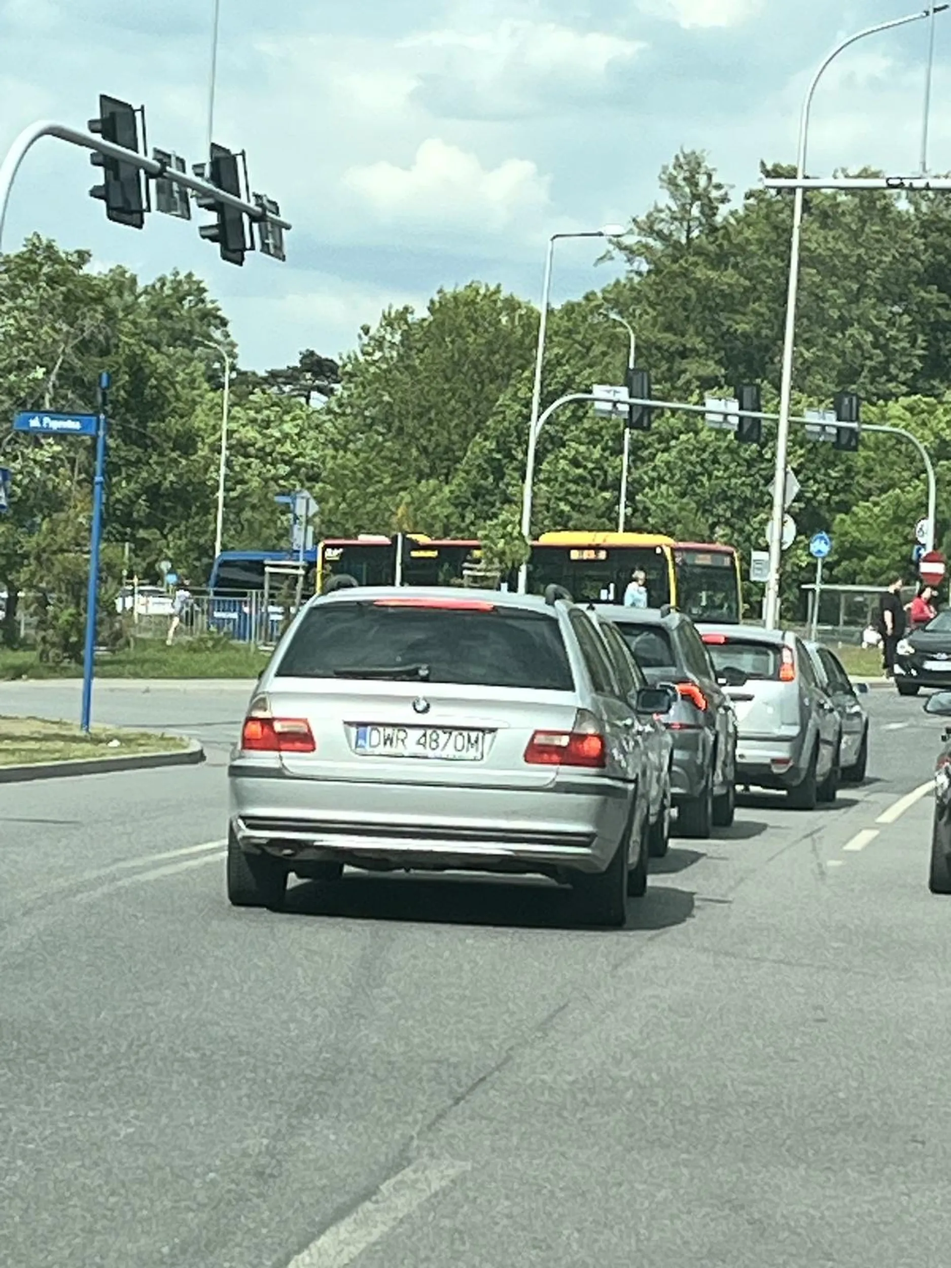 Naucz się tym śmietnikiem poprawnie czekać na swoją kolejkę, a nie wyprzedasz ludzi i blokujesz ruch. Hatfu bmw
