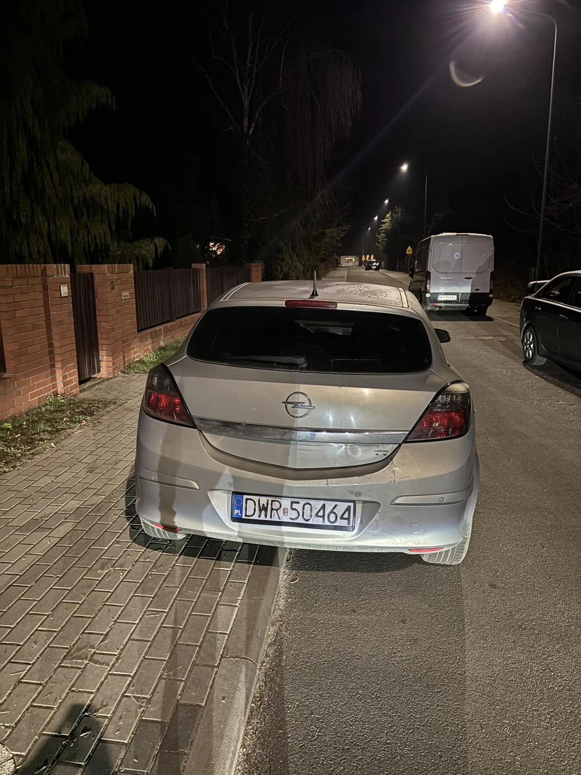 Zaparkował tak obok równoległego pojazdu, że zablokował całą ulice Fiołkową w Puszczykowie. Nie dało sie przejechać. Zero wyobraźni!