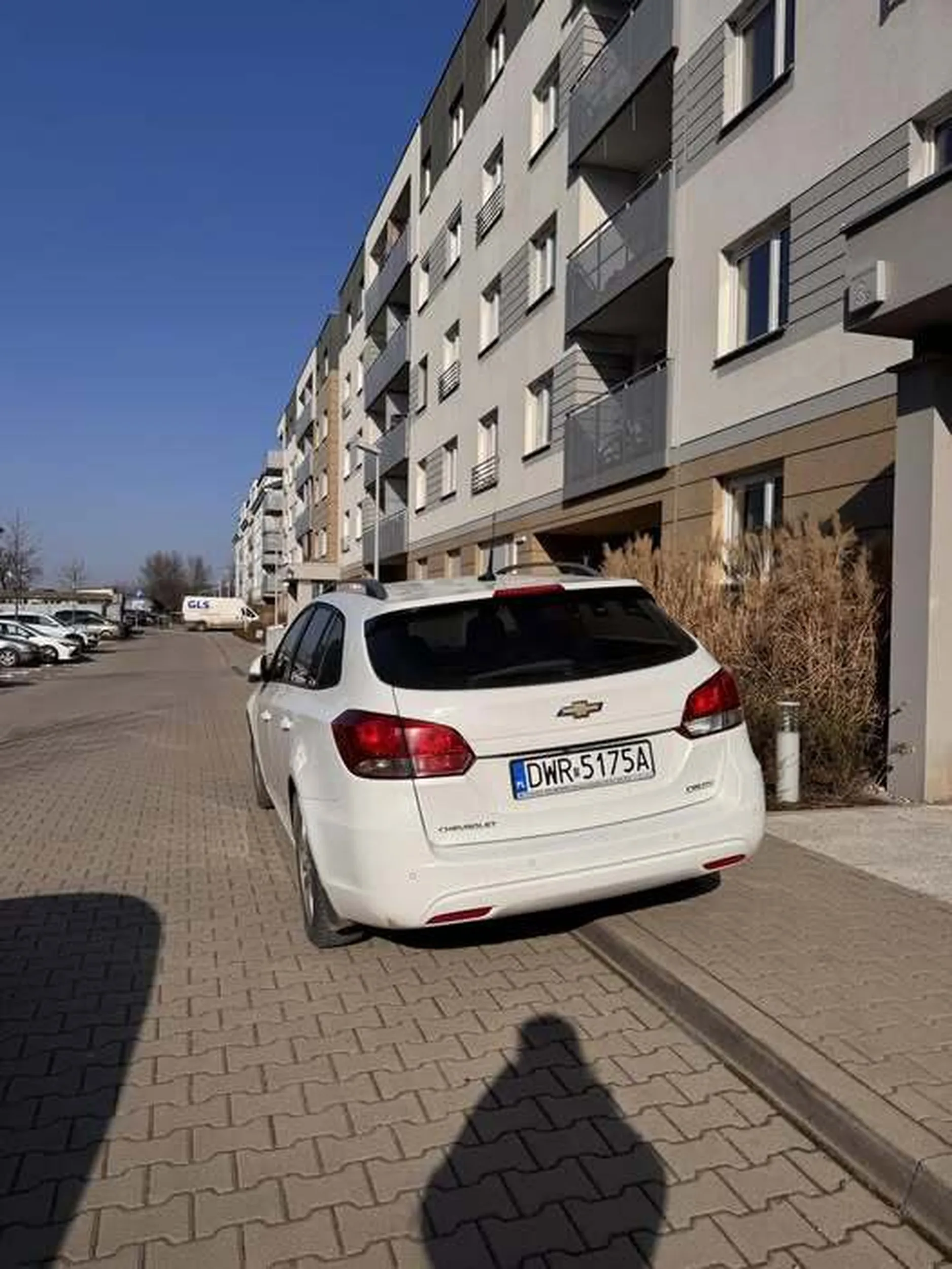 Kierowca staje sobie na zakazie (droga pożarowa) + uniemożliwia mi przejście z dzieckiem w wózku.