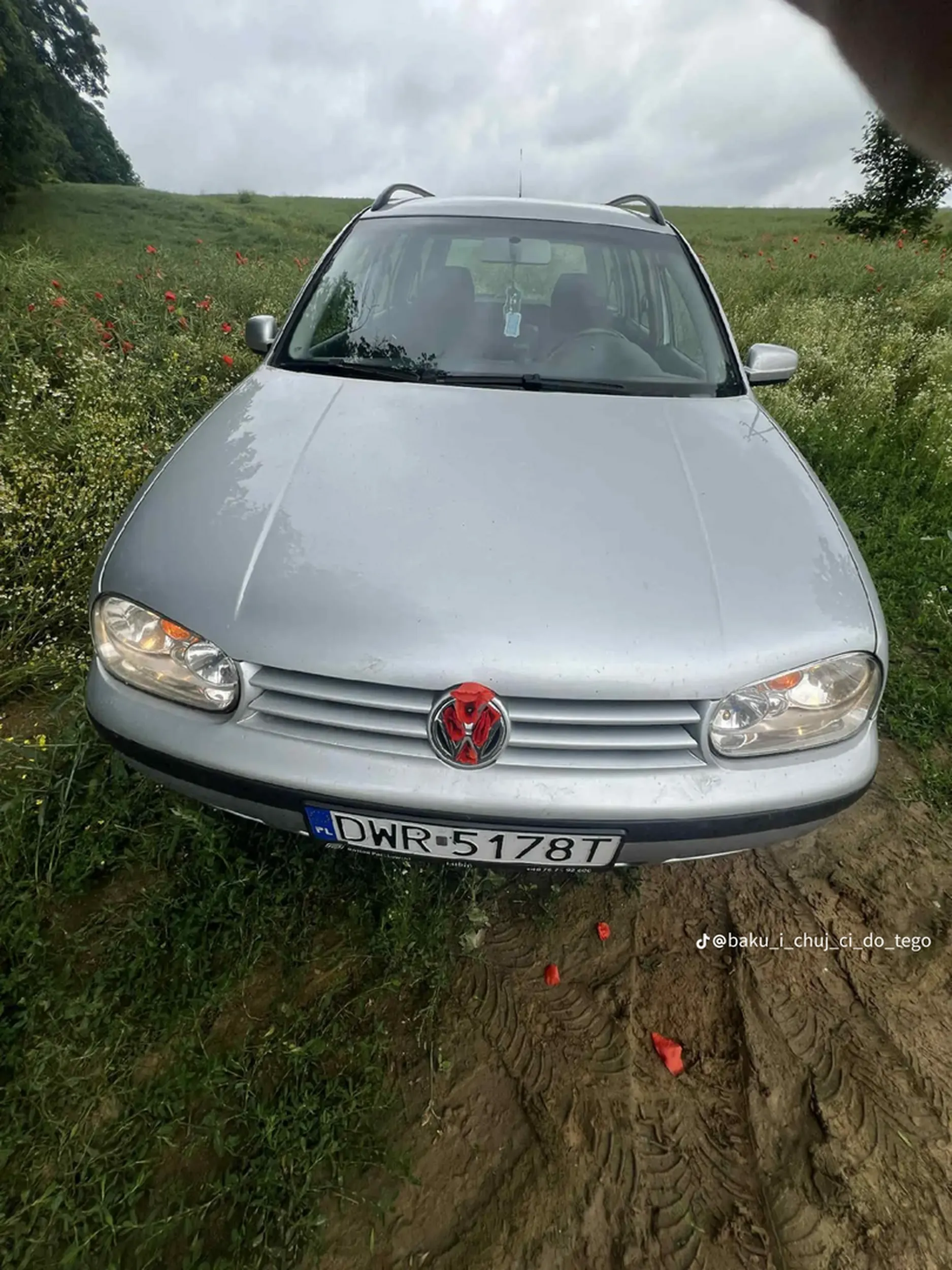 DWR 5718TSiedlecki Bubula2025-06-24 21:40:03 Aborygent z golfa 4,5 siedzi cały czas każdemu na dupie i mruga długimi a jak wyprzedza to gasi wszystkie światła żeby golf miał więcej mocy. Jeździ załadowany jak autobus do Lichenii, jeździ w sposób niebezpieczny po wioskach przekraczając 130kmh. Nie wiem jakim cudem ten gość dalej ma prawo jazdy jesli się nie uspokoi to poleci donosik