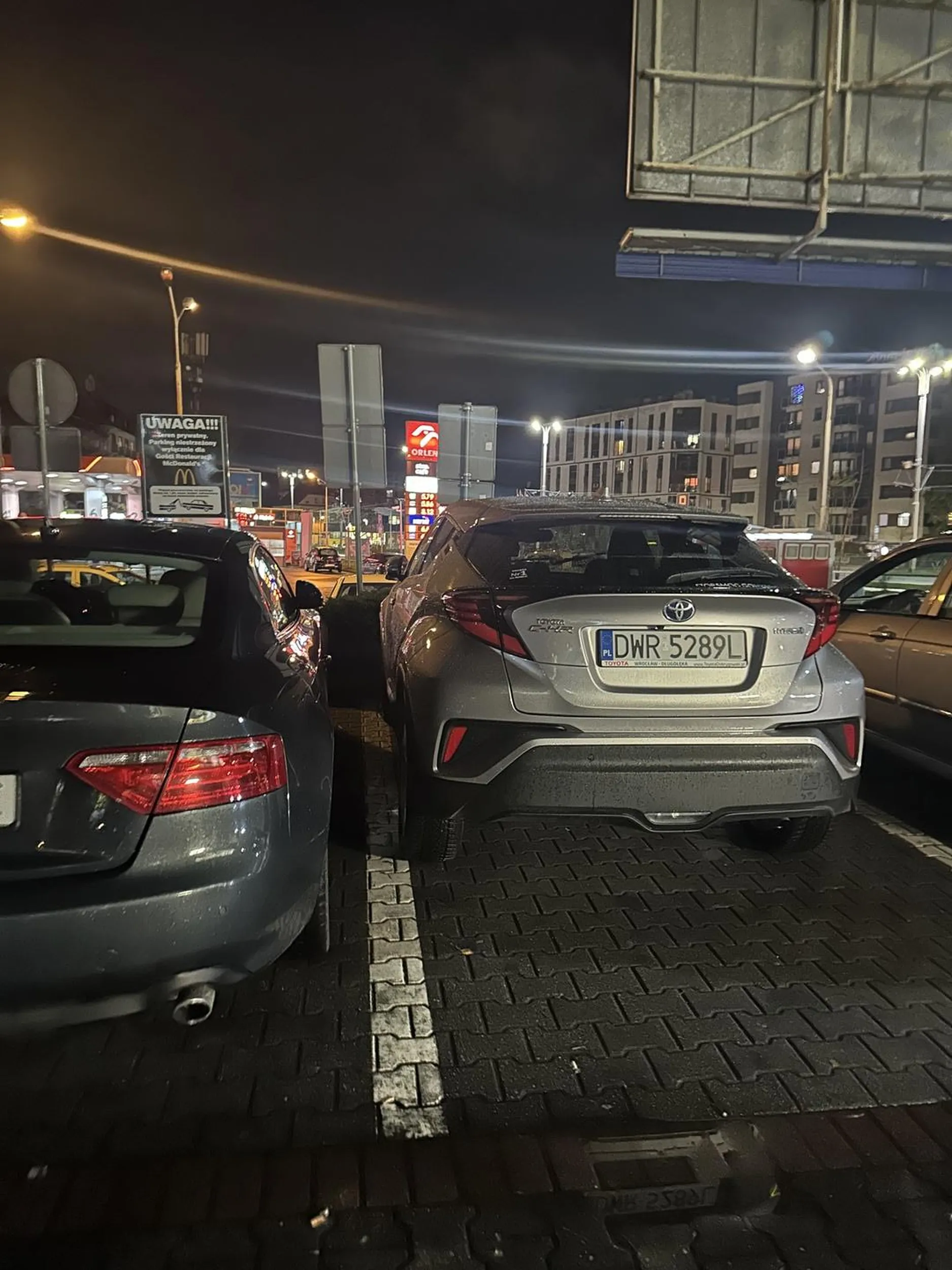 Nie kierowca a nieporozumienie, parkowanie to trudna rzecz, najpierw stanie jak pi*da , potem wykręca normalnym ludziom lusterka